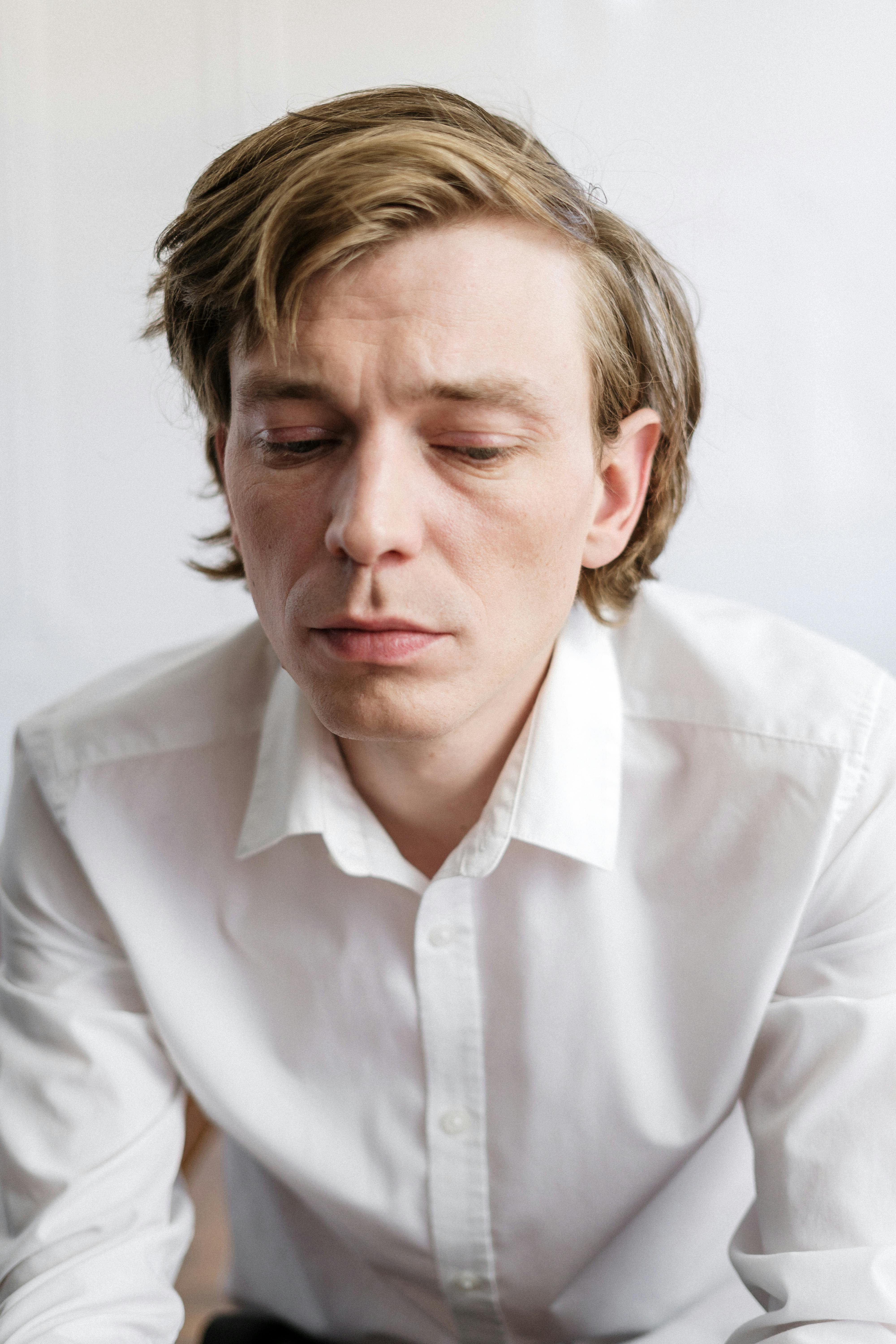 Un hombre con aspecto culpable | Fuente: Pexels