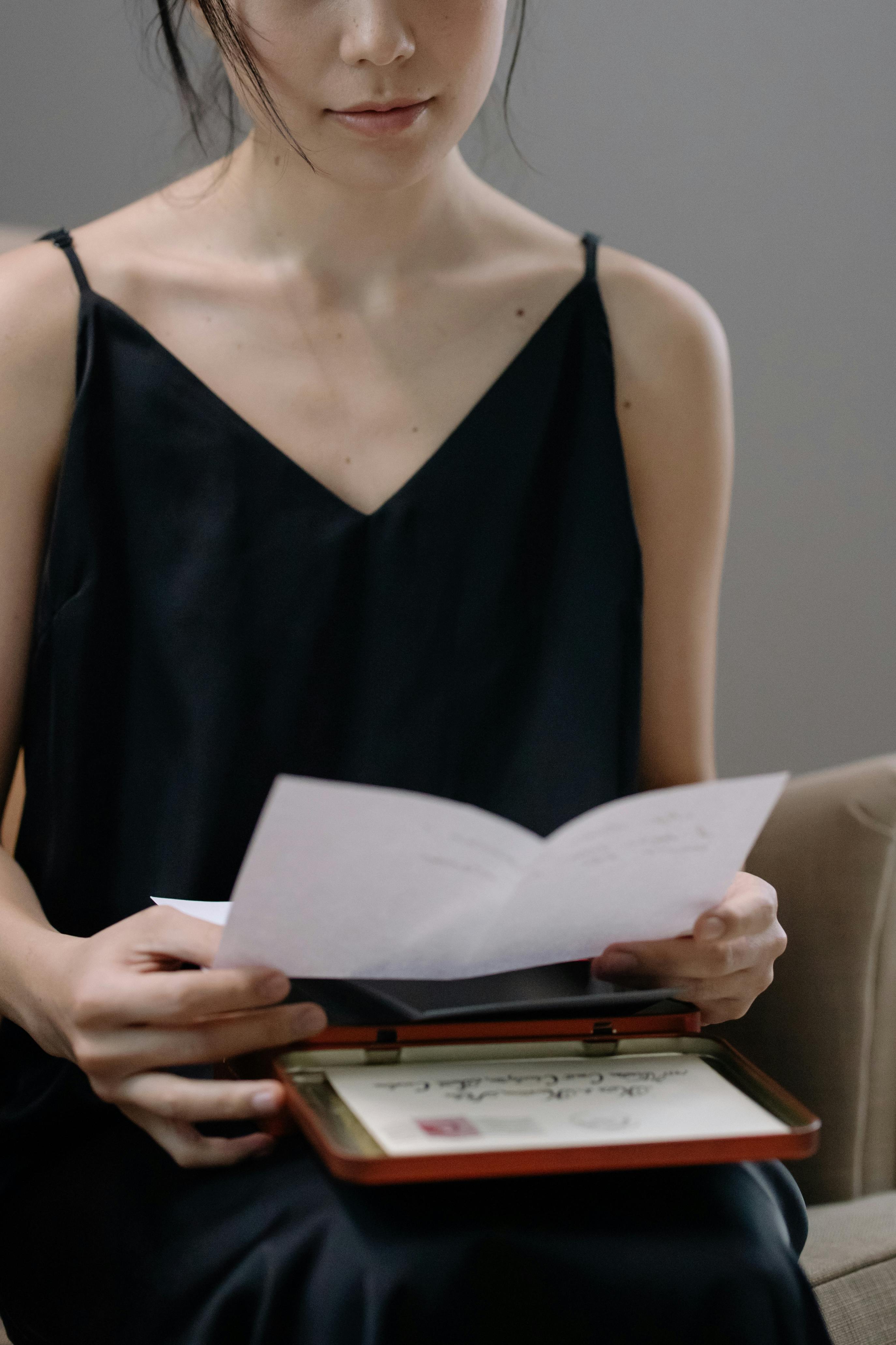 Una mujer leyendo una carta | Fuente: Pexels
