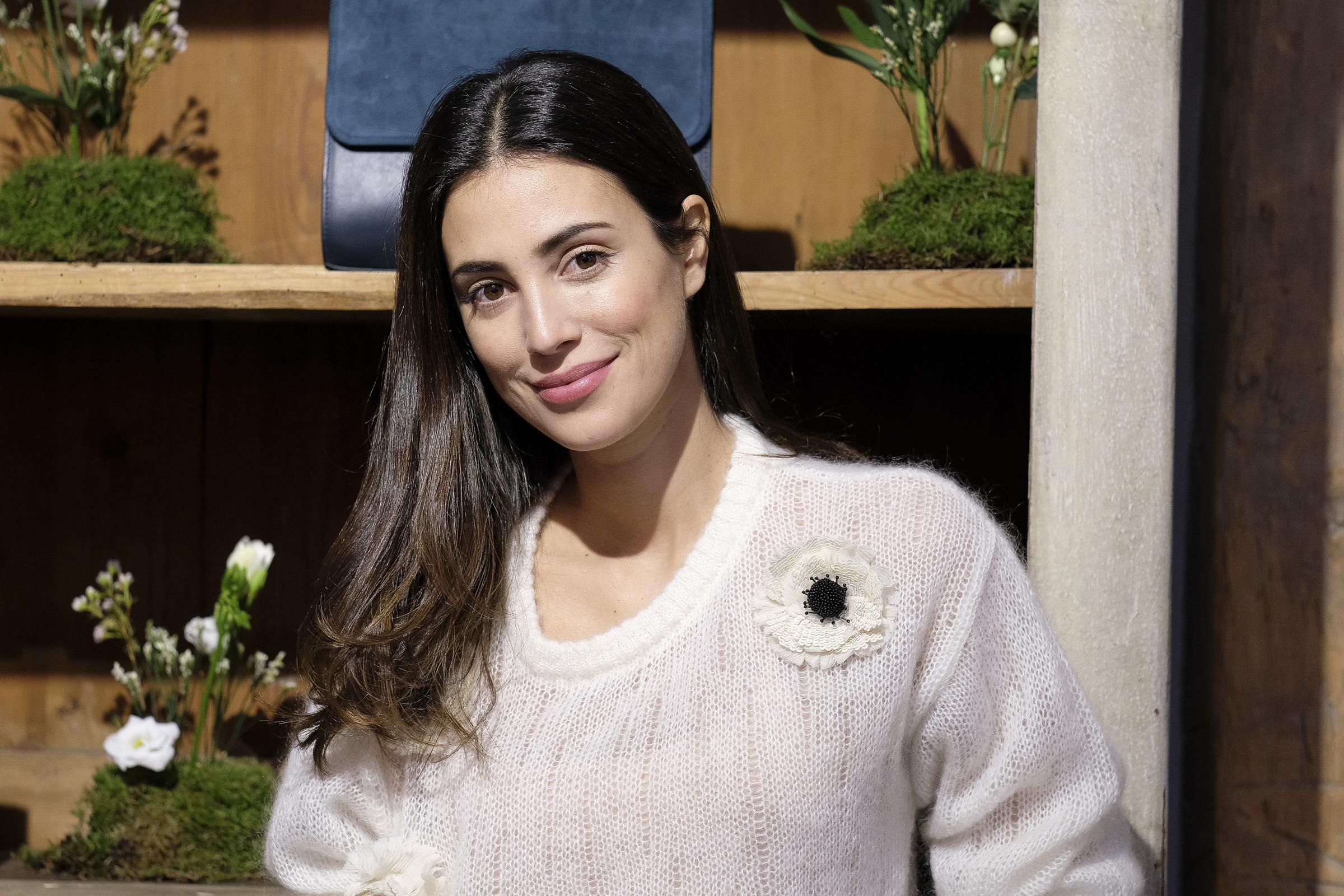 La diseñadora peruana Alessandra de Osma asiste a la presentación de los nuevos bolsos "Paracas by Moi&Sass" en Mimoki el 12 de noviembre de 2019 en Madrid, España. | Fuente: Getty Images