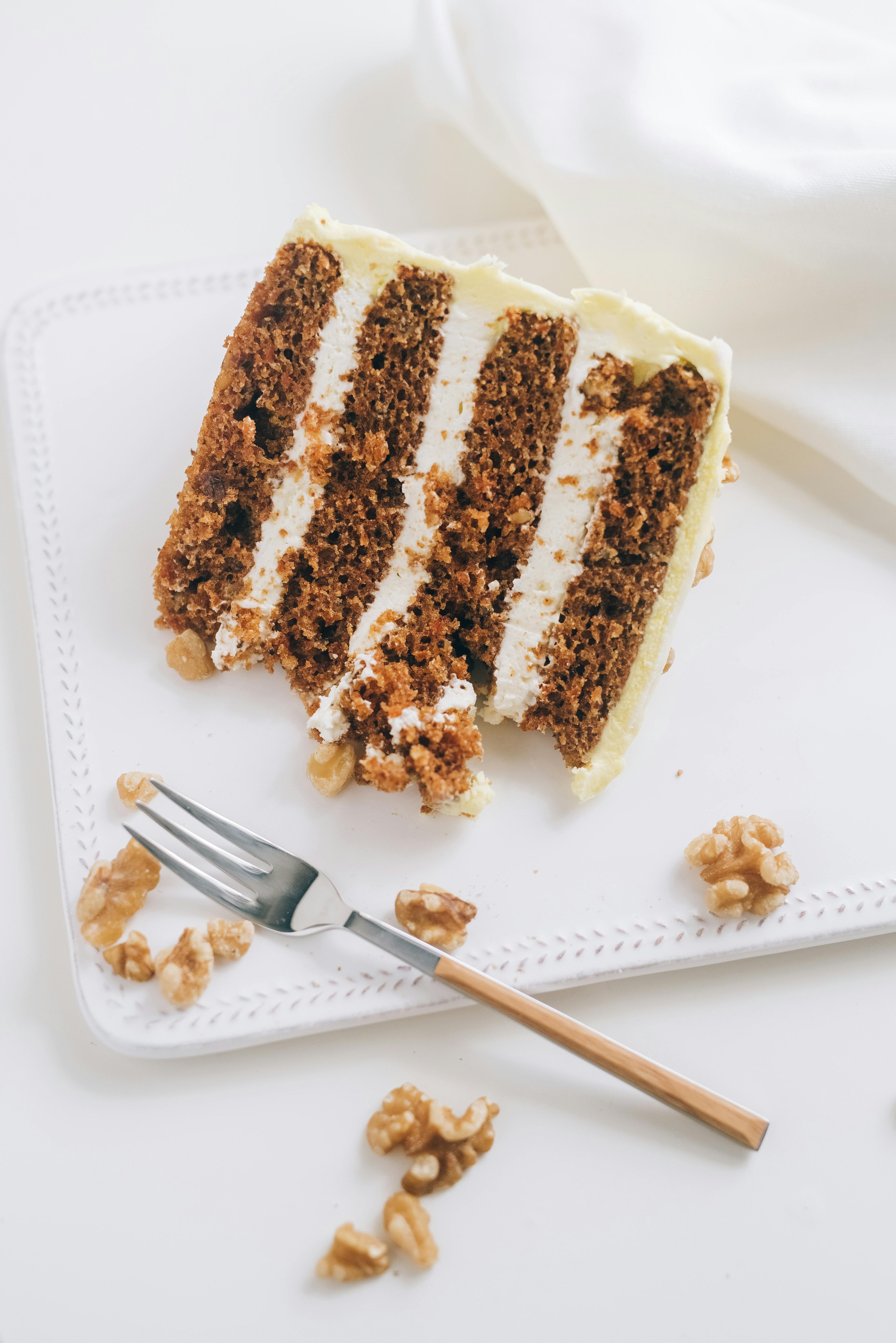 Un trozo de pastel de zanahoria sobre una mesa | Fuente: Pexels
