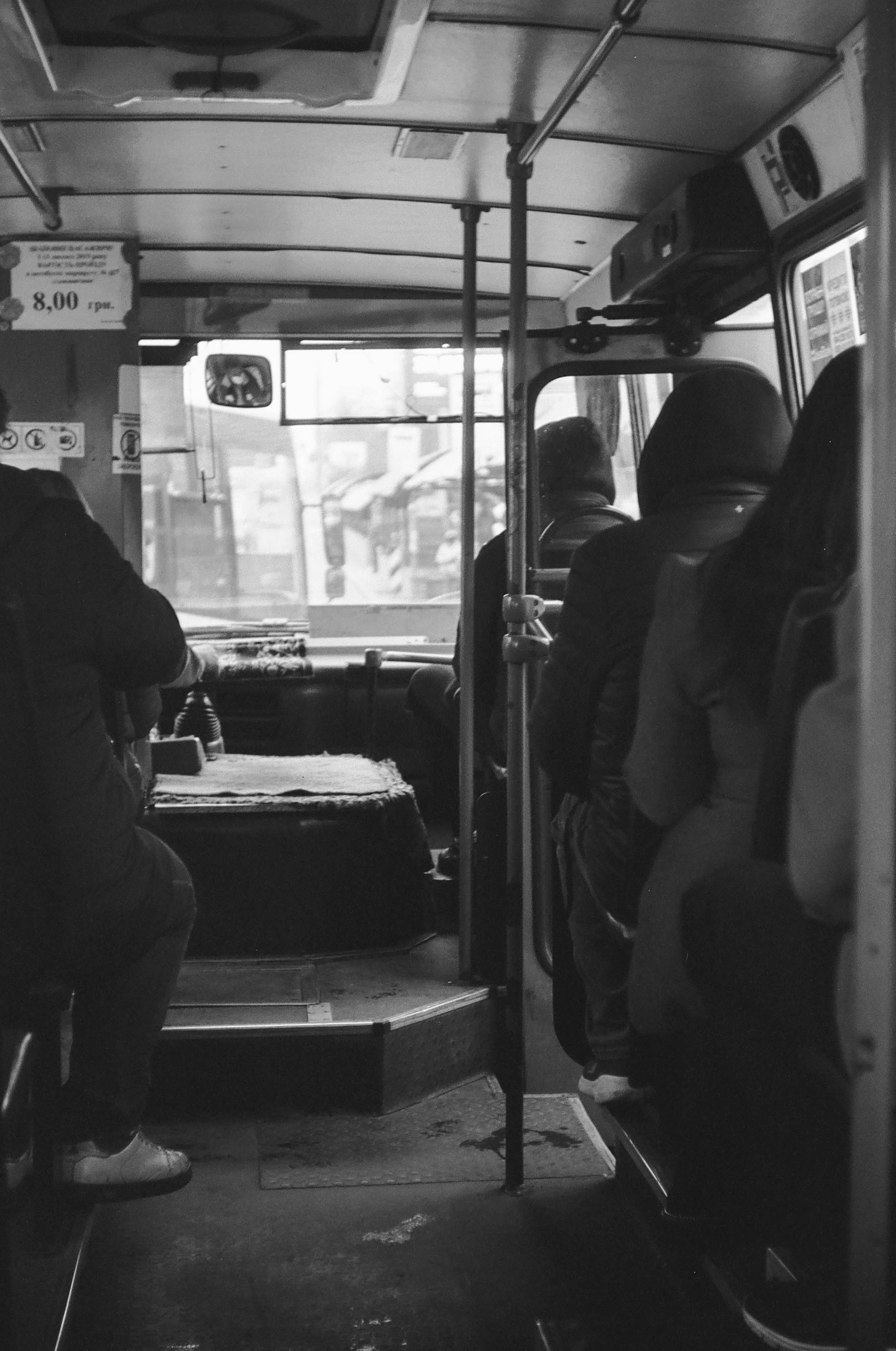 Gente sentada en un autobús | Fuente: Unsplash