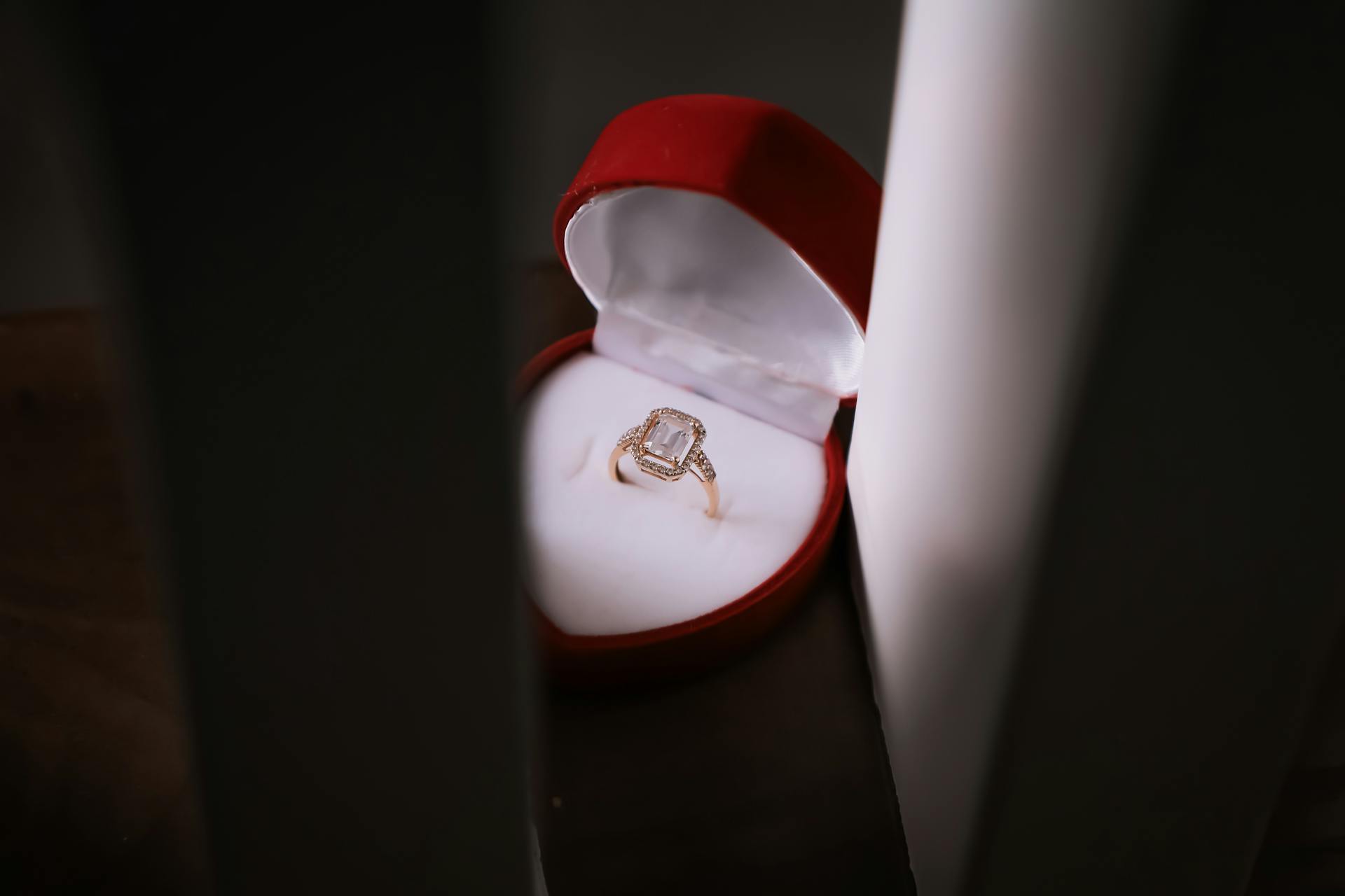 Un anillo de diamantes en un estuche con forma de corazón | Fuente: Pexels