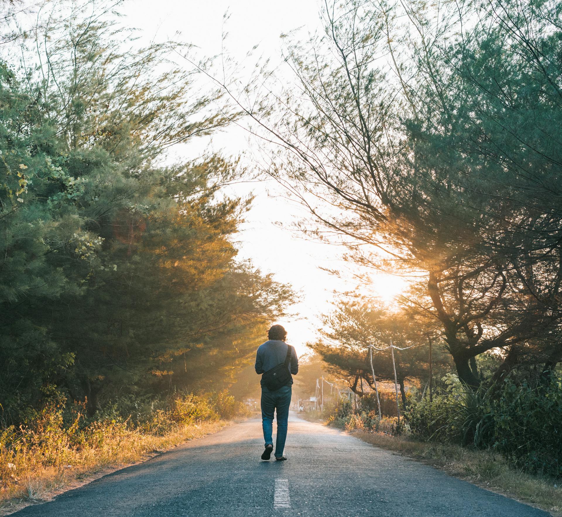 Un hombre alejándose | Fuente: Pexels