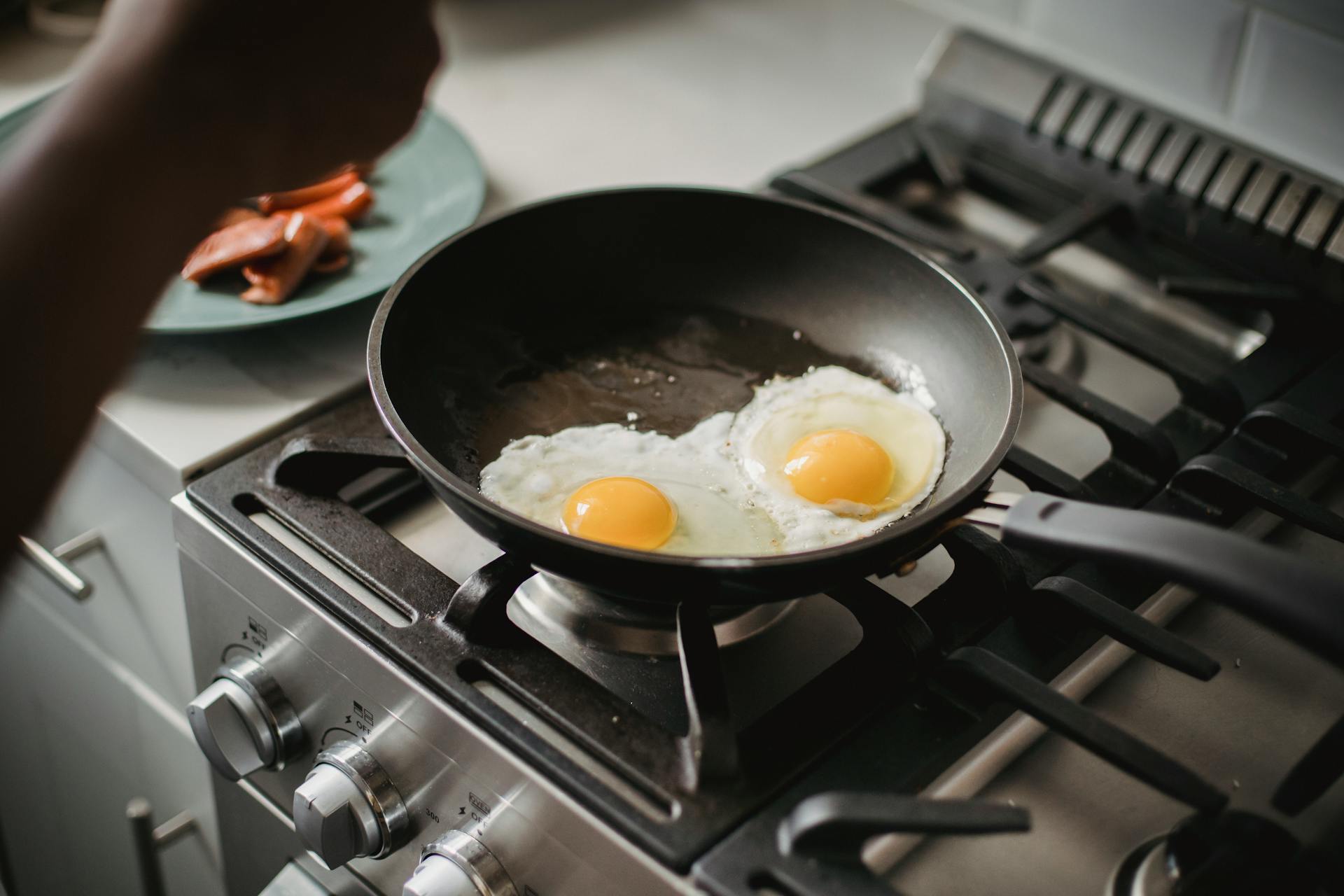 Una persona cocinando huevos | Fuente: Pexels