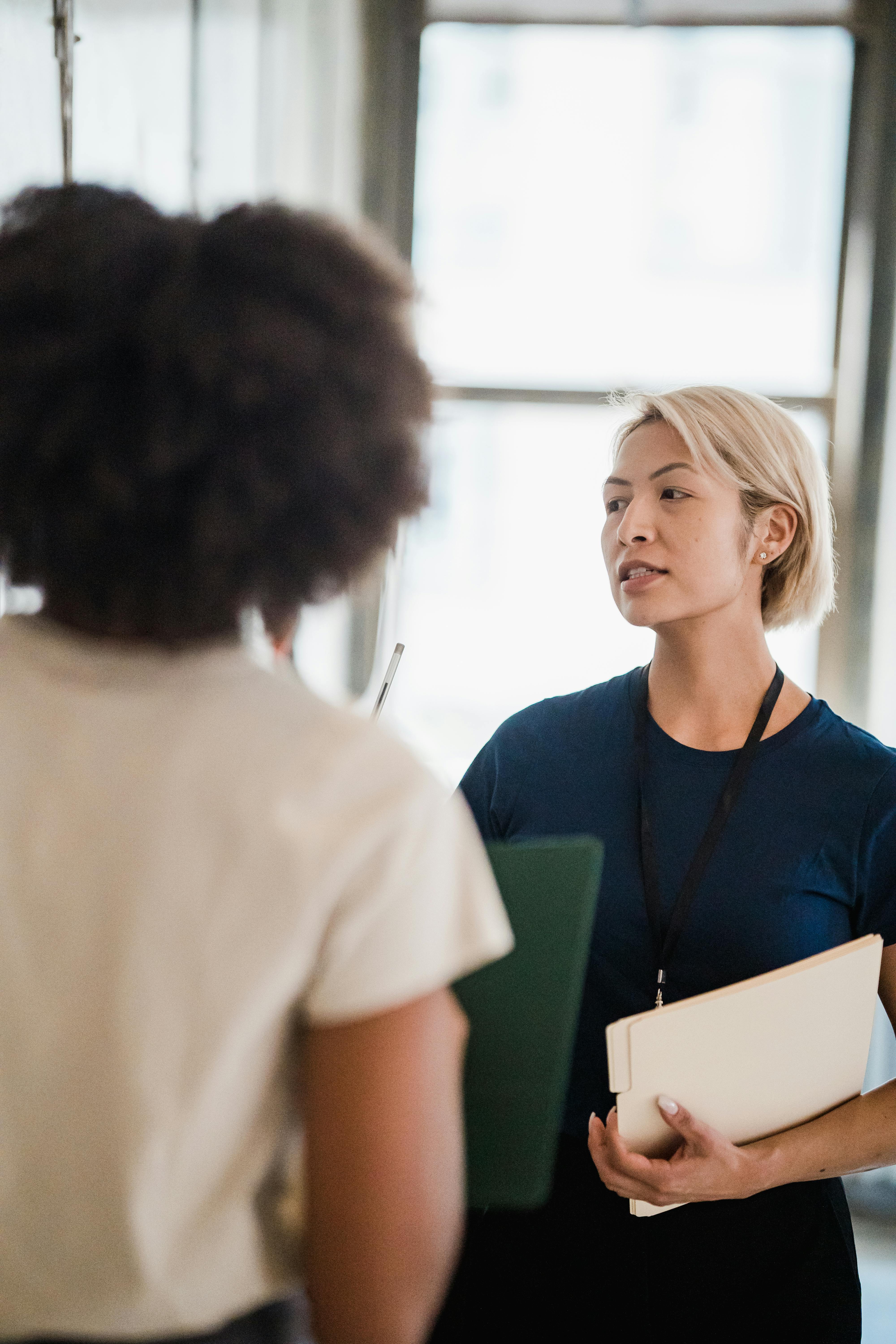 Mujeres en una reunión | Fuente: Pexels