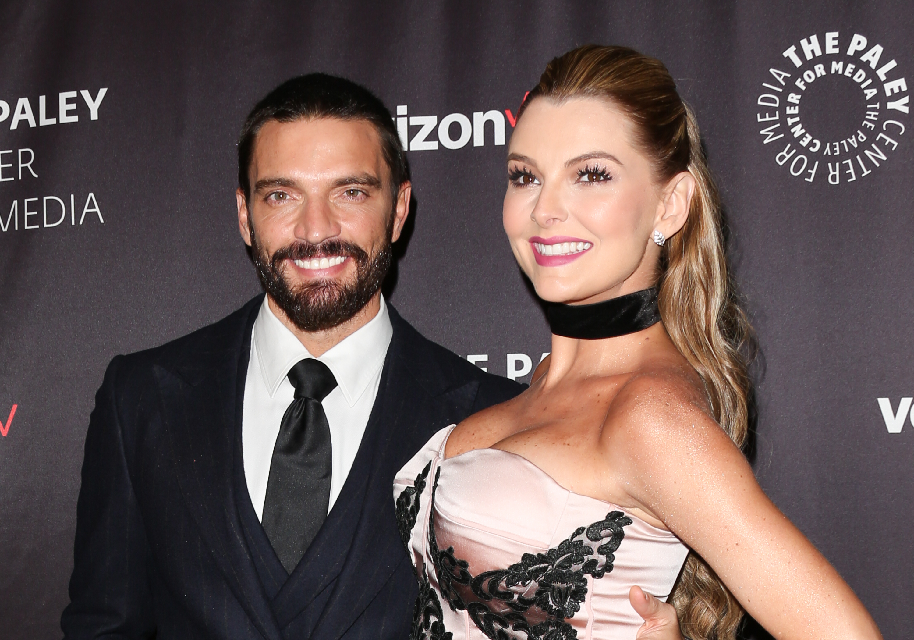 Los actores Julian Gil y Marjorie de Sousa asisten al homenaje de Hollywood del Paley Center for Media a los logros hispanos en la televisión en el hotel Beverly Wilshire Four Seasons el 24 de octubre de 2016 en Beverly Hills, California. | Fuente: Getty Images.