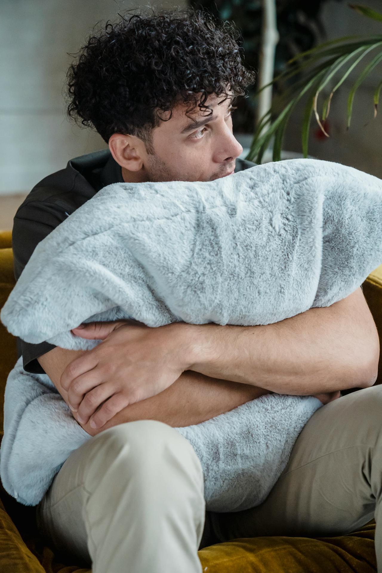 Un hombre perdido en sus pensamientos | Fuente: Pexels