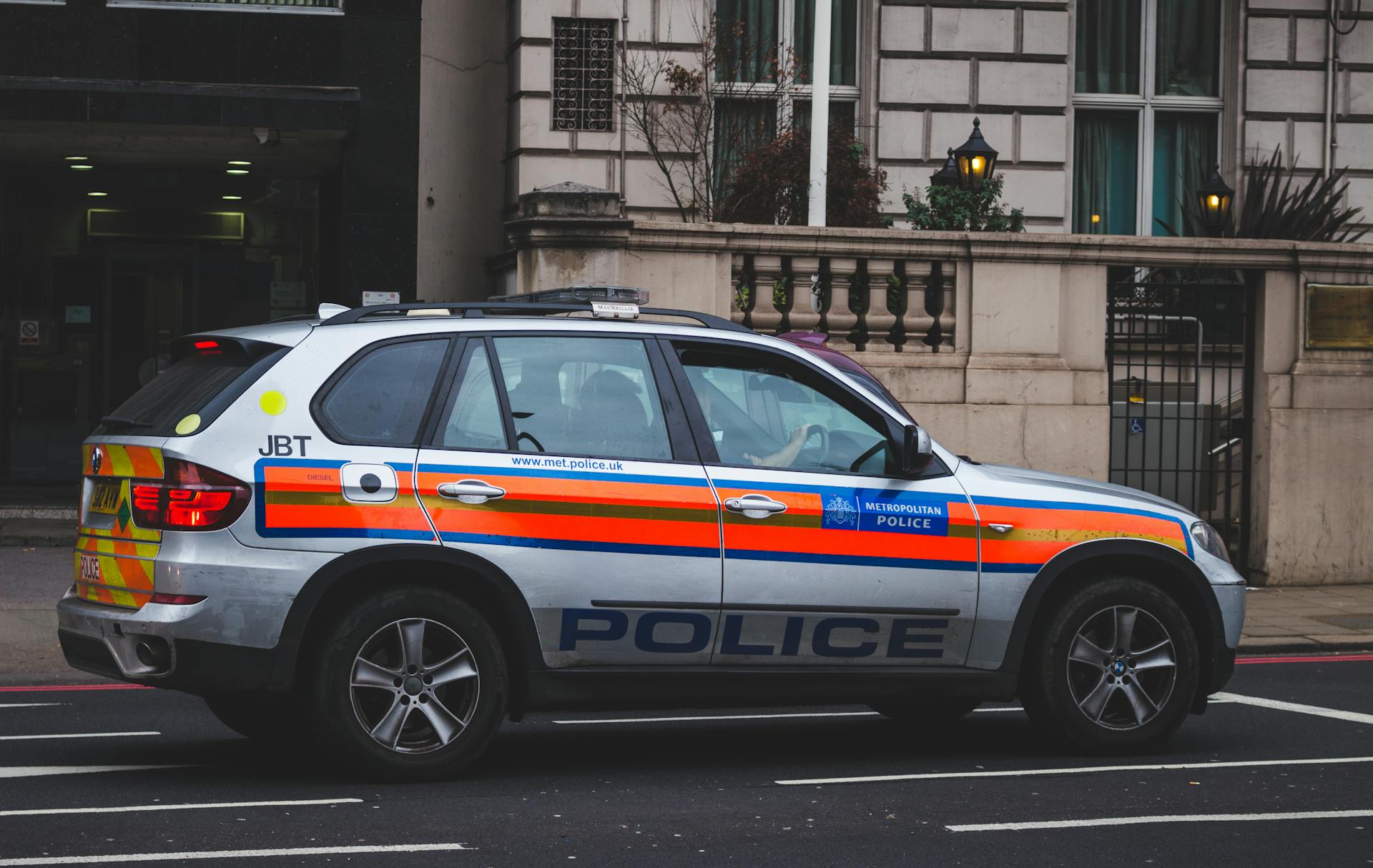 Un automóvil de Policía en la carretera | Fuente: Pexels