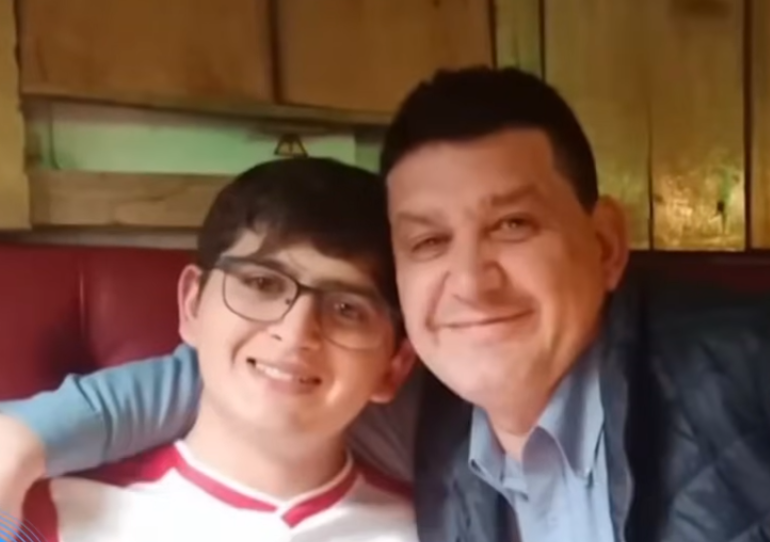 Jaime Esteban junto a su padre, Jaime Alberto Moreno. | Fuente: YouTube/LA FM Colombia.