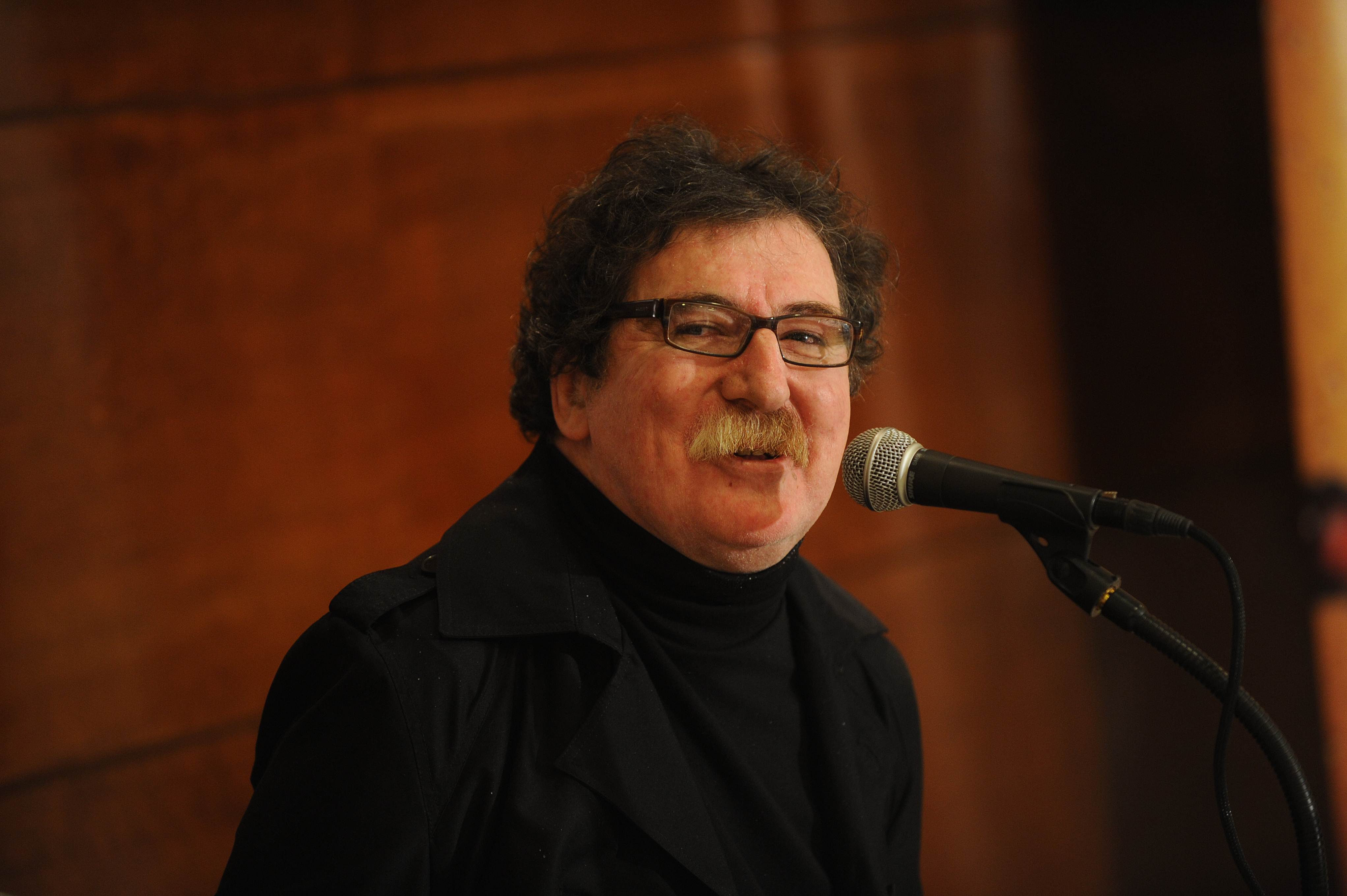 Charly García habla durante una conferencia de prensa en Montevideo, Uruguay, el 6 de mayo de 2011. | Fuente: Getty Images