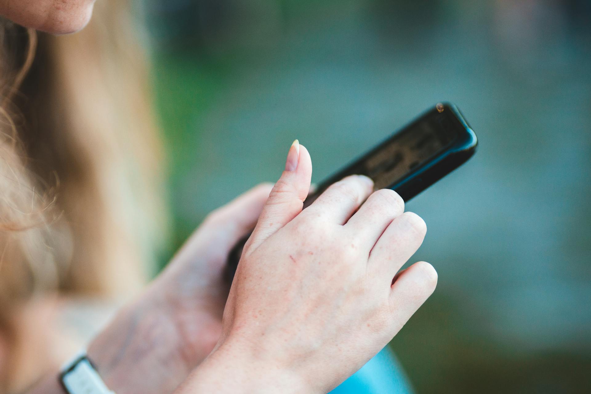 Una mujer haciendo scroll en un teléfono | Fuente: Pexels