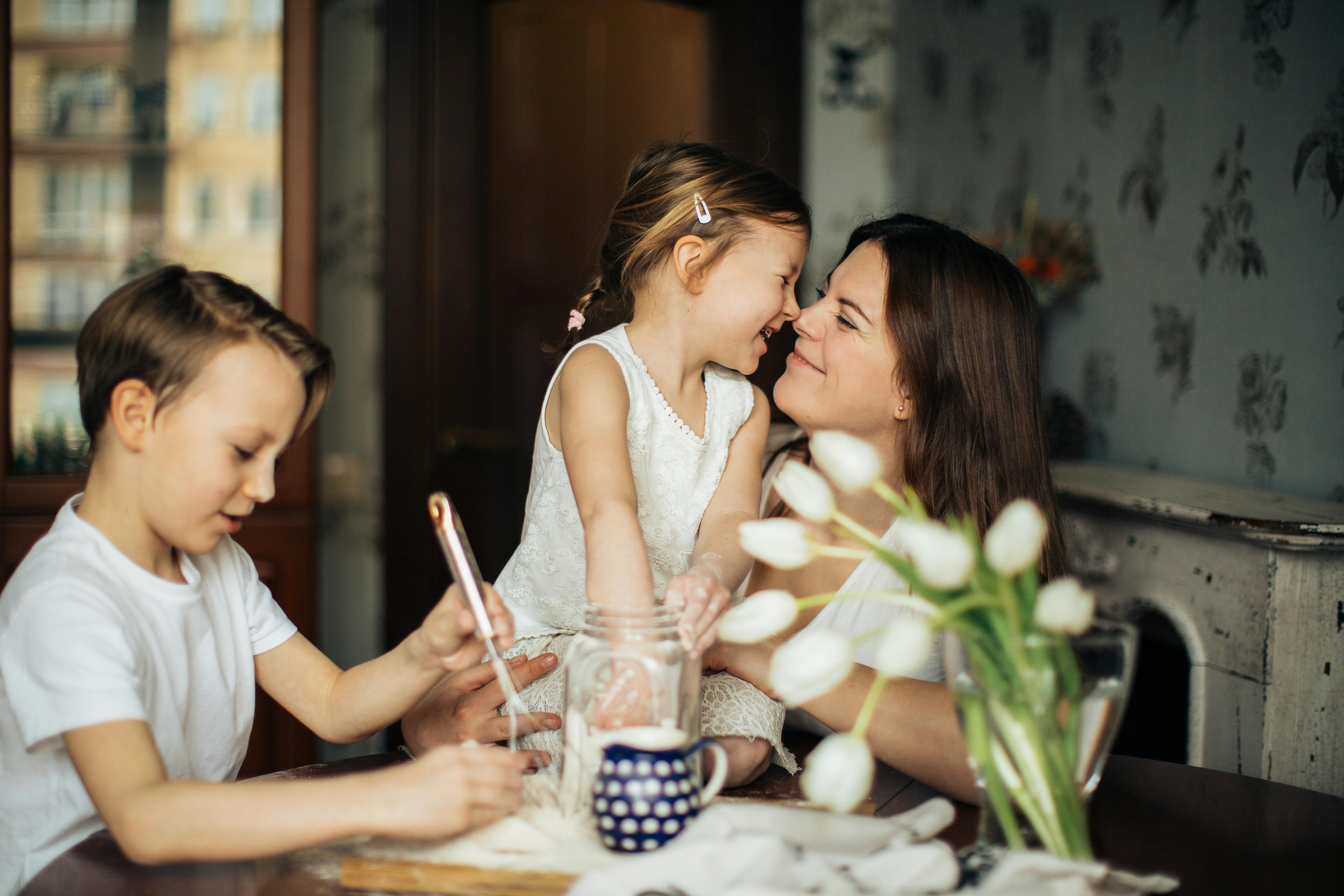 Dos niños con su madre | Fuente: Pexels