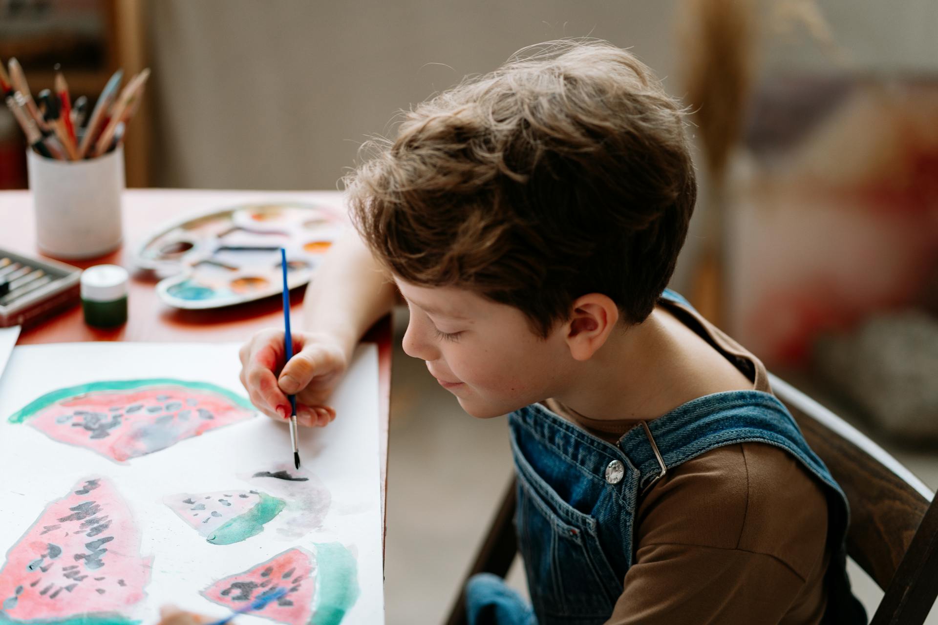 Un niño pintando un cuadro | Fuente: Pexels