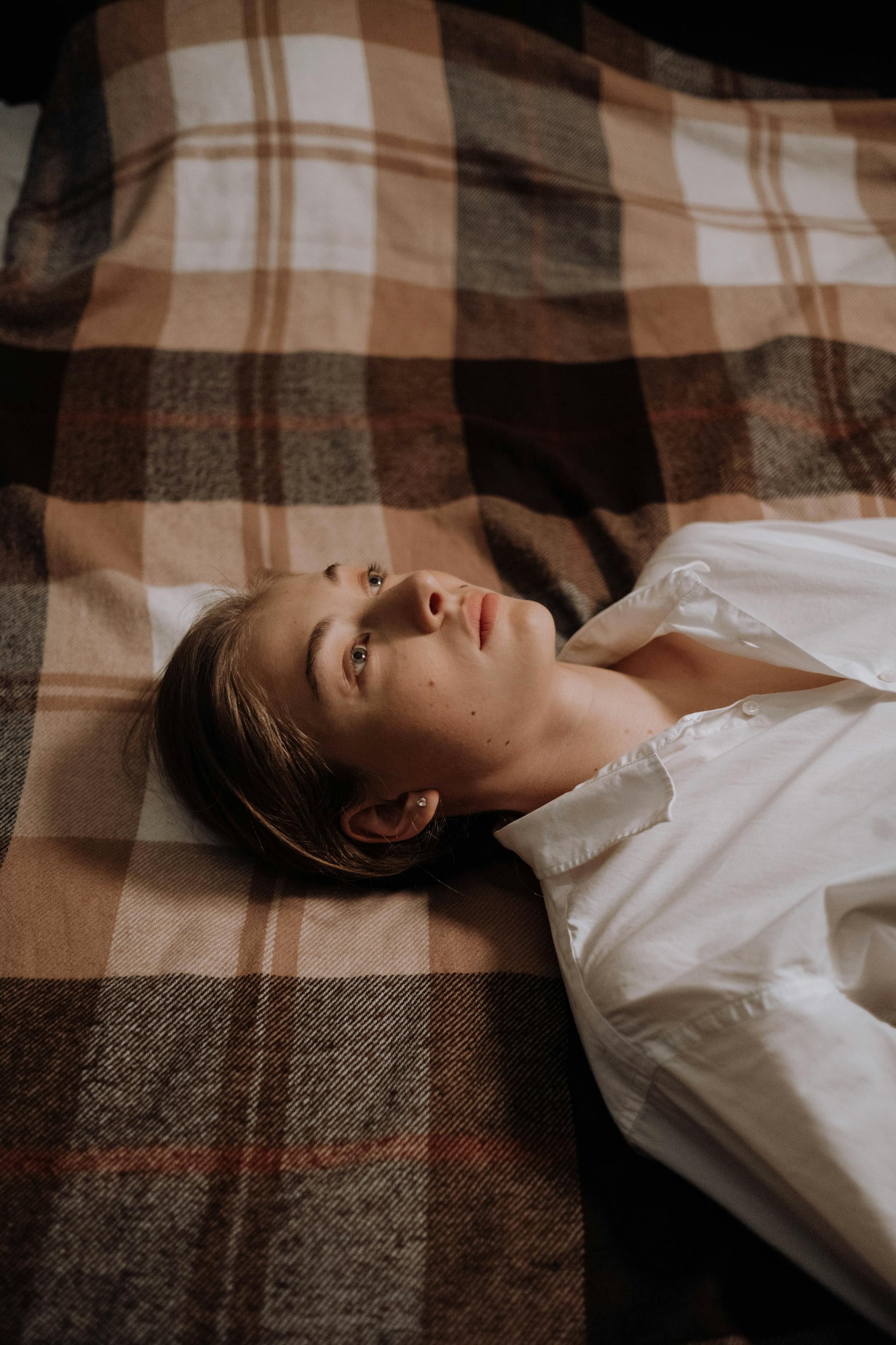 Una mujer despierta en la cama | Fuente: Pexels