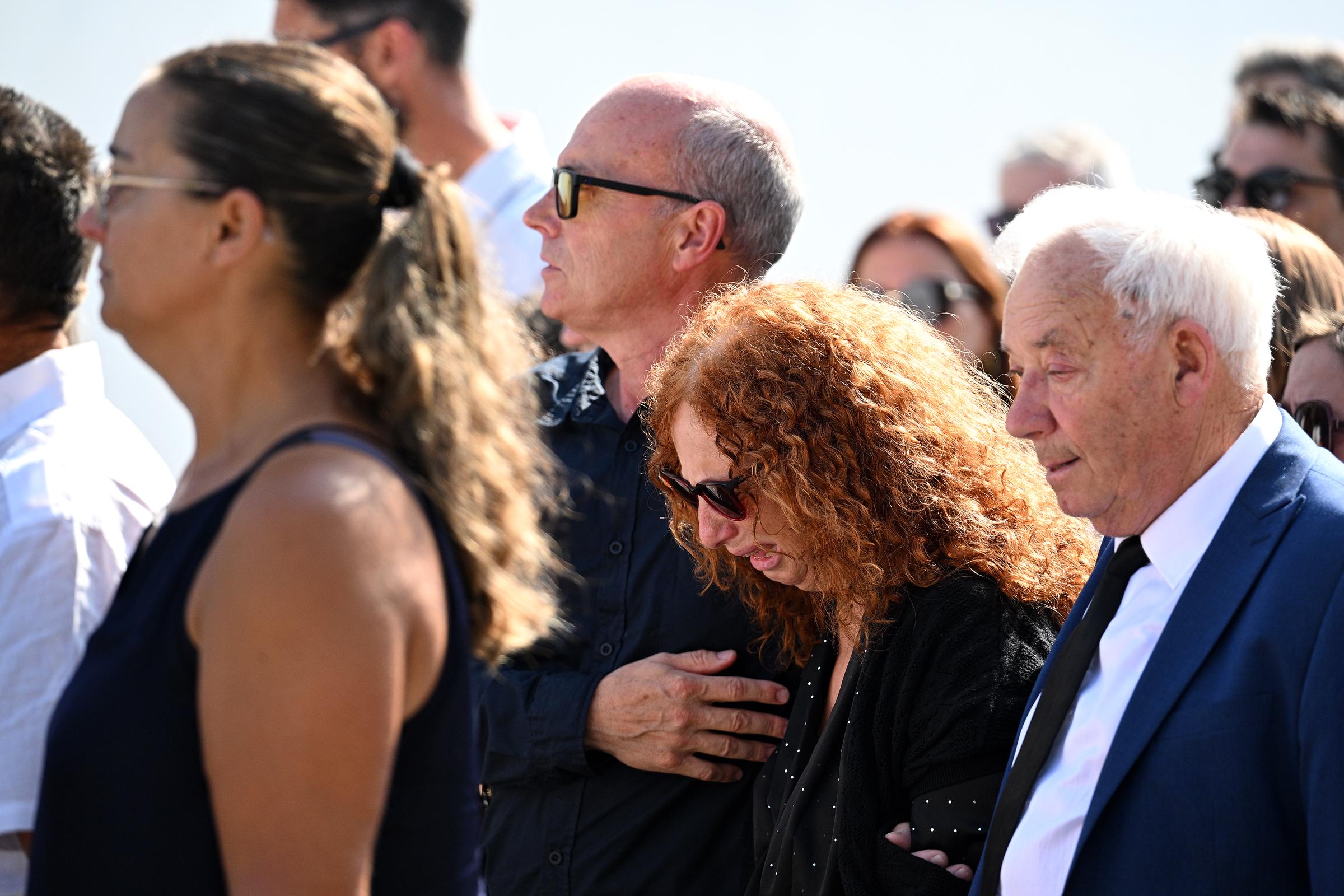 Joaquim Silva, padre de Diogo Jota y André Silva, consuela a Isabel Silva, madre de Diogo Jota y André Silva, mientras llegan en procesión al funeral celebrado por Diogo Jota y su hermano André Silva en la Igreja Matriz de Gondomar el 5 de julio de 2025 en Gondomar, Portugal. | Fuente: Getty Images