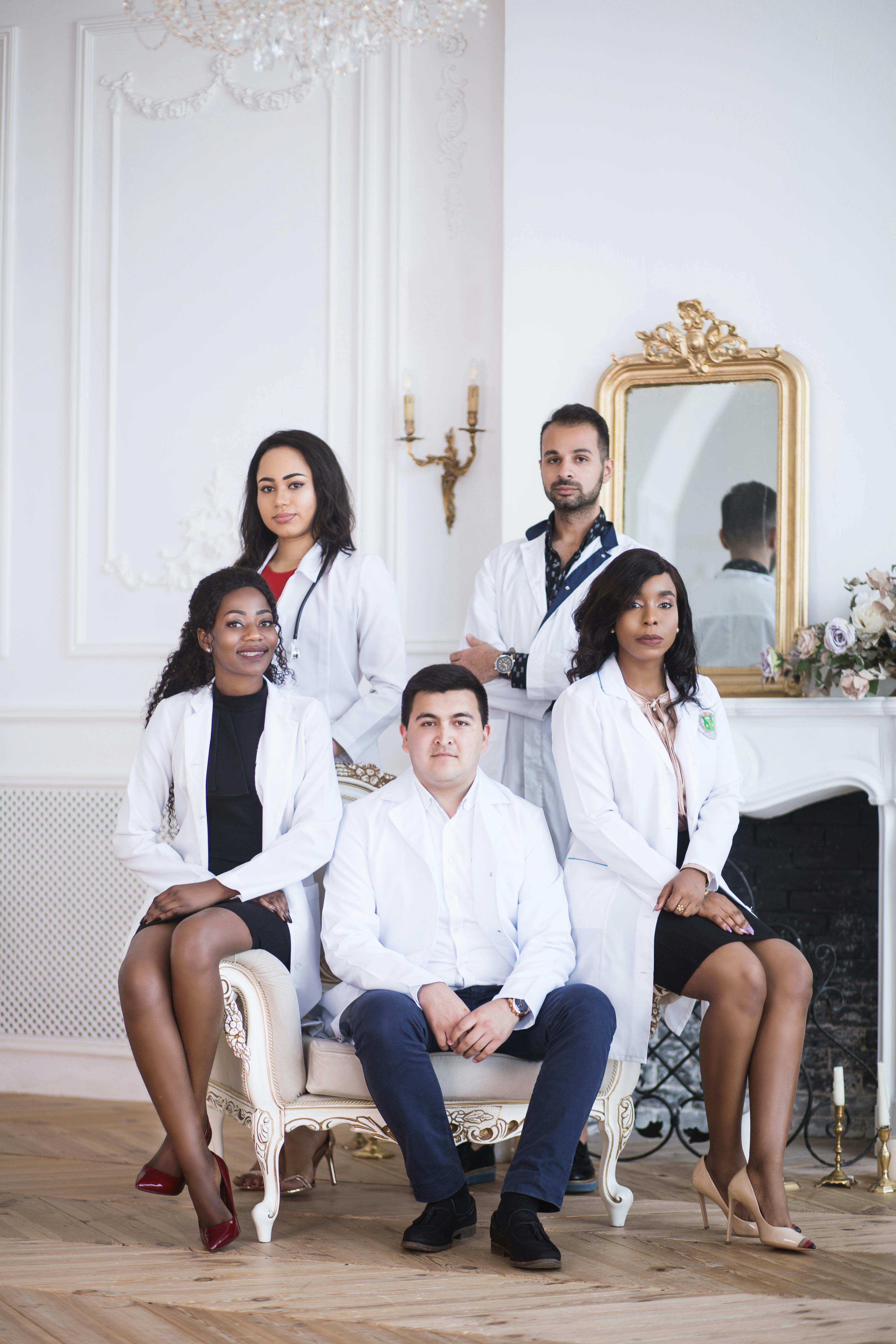 Un equipo de médicos posando para una foto | Fuente: Pexels