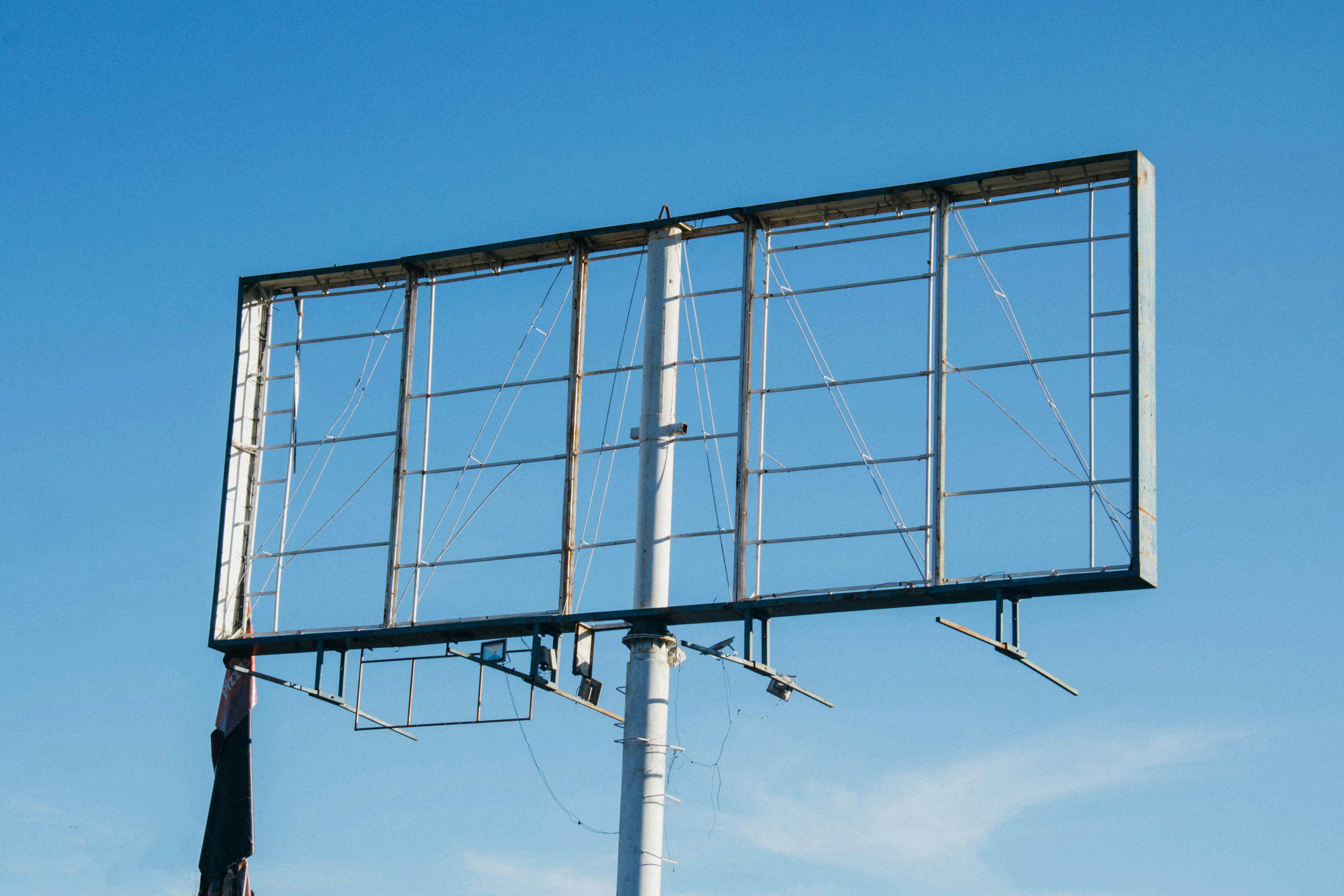 Marco de una valla publicitaria | Fuente: Pexels