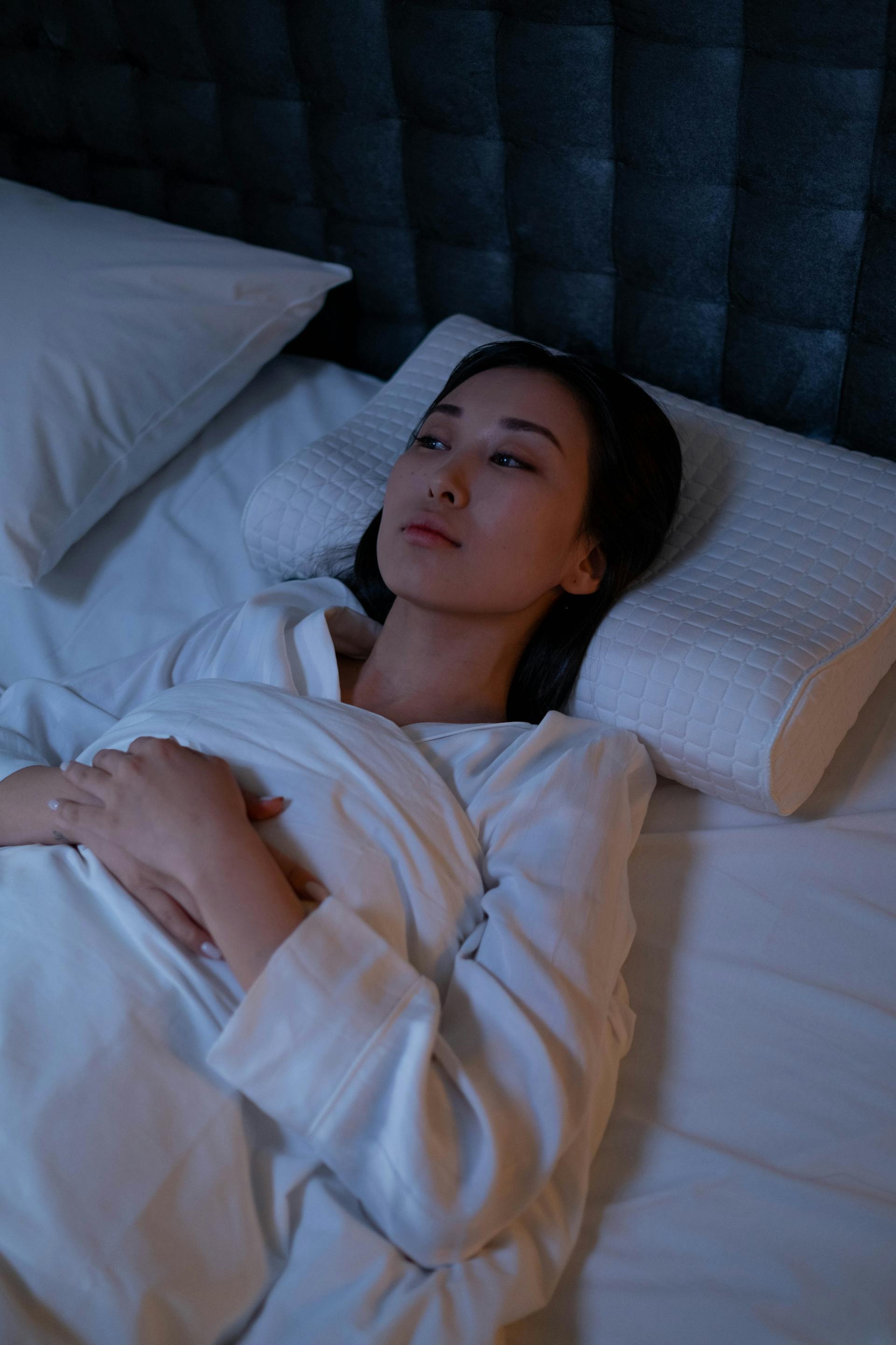 Una mujer despierta en la cama | Fuente: Pexels