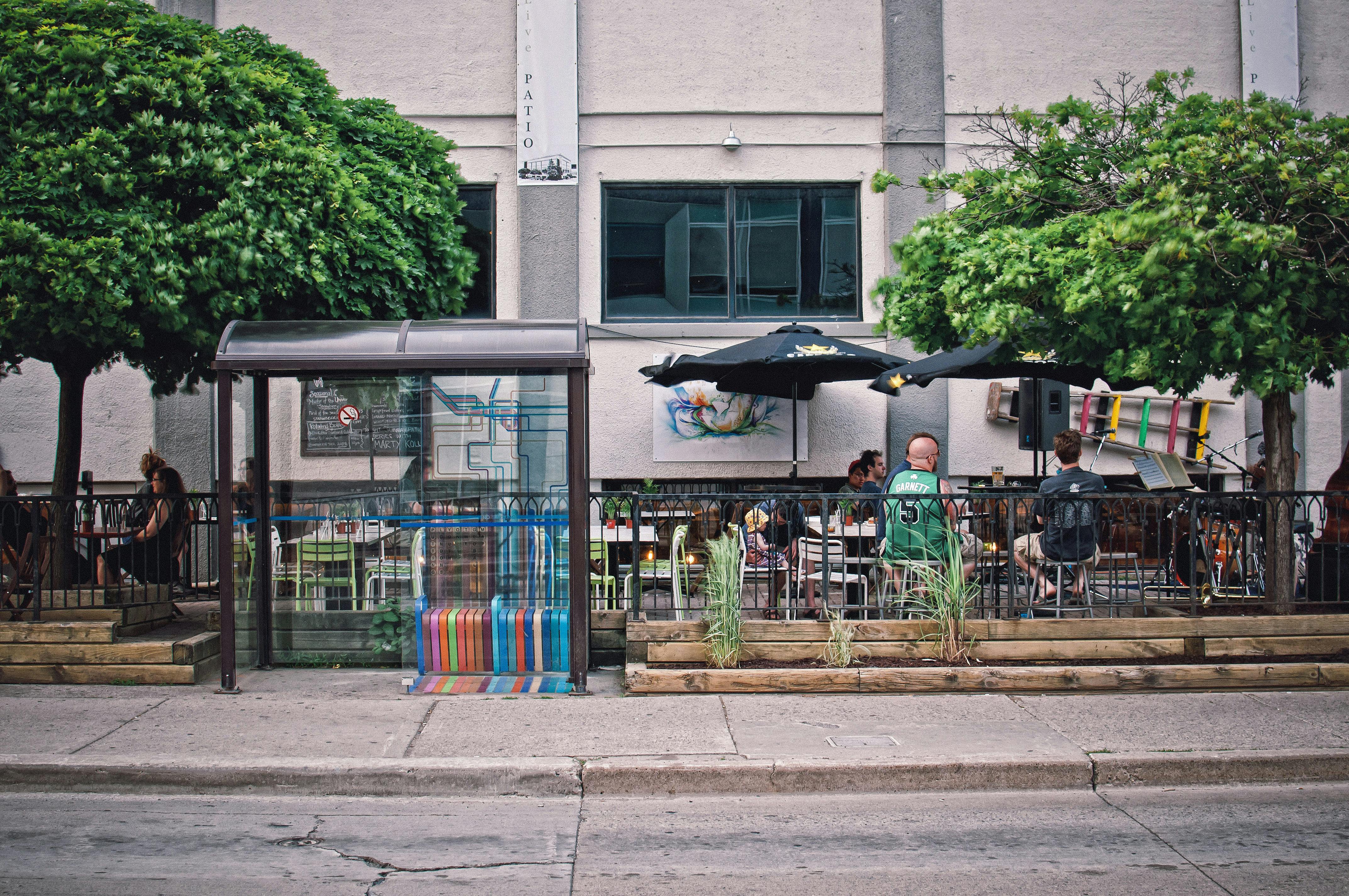 Una parada de autobús delante de un edificio | Fuente: Pexels