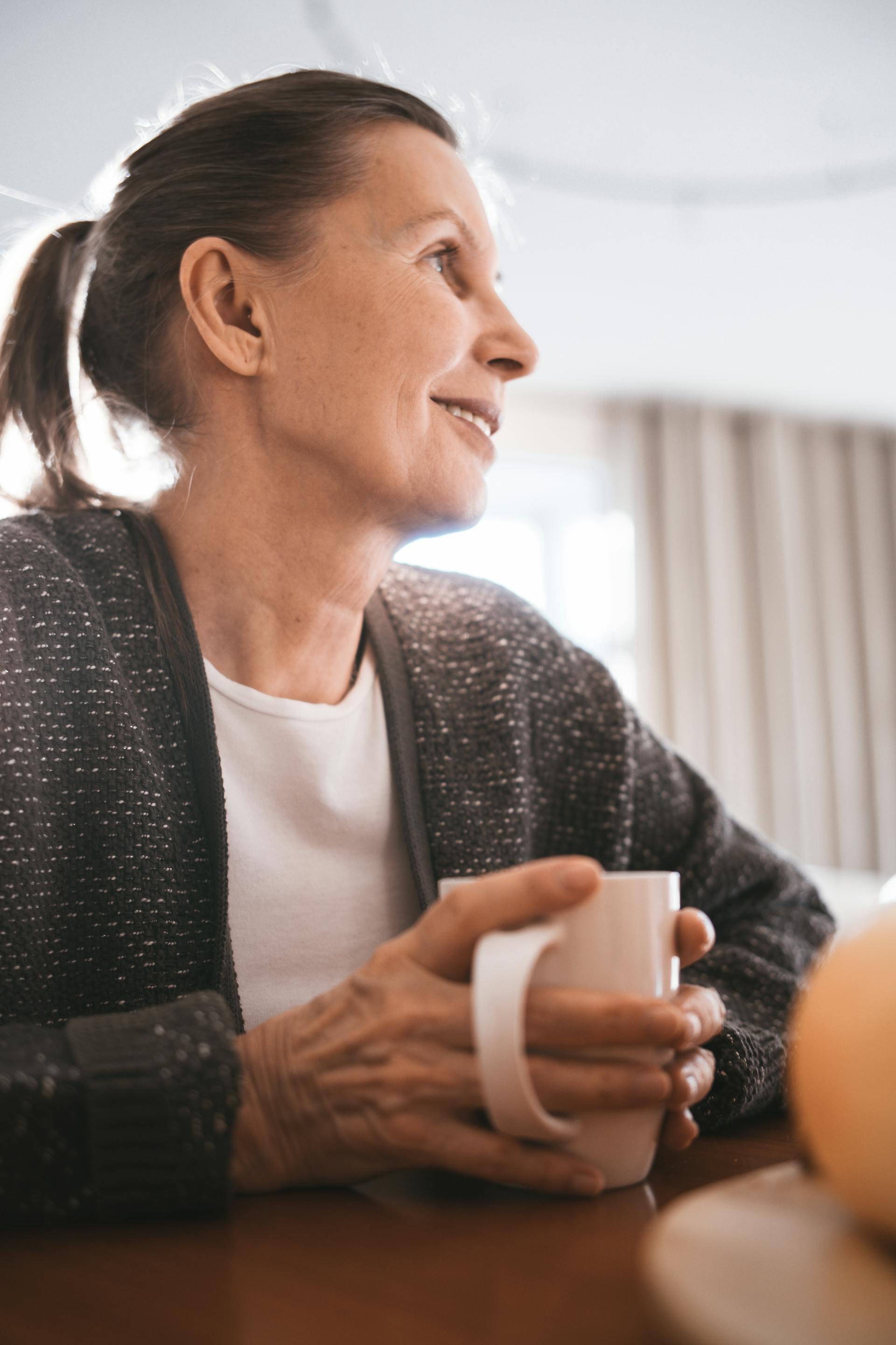 Una mujer mayor con una taza en la mano | Fuente: Pexels