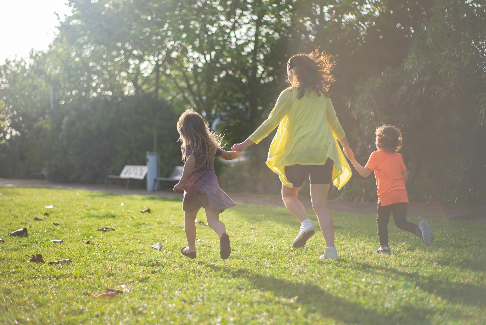 Una madre corriendo con sus hijos | Fuente: Pexels
