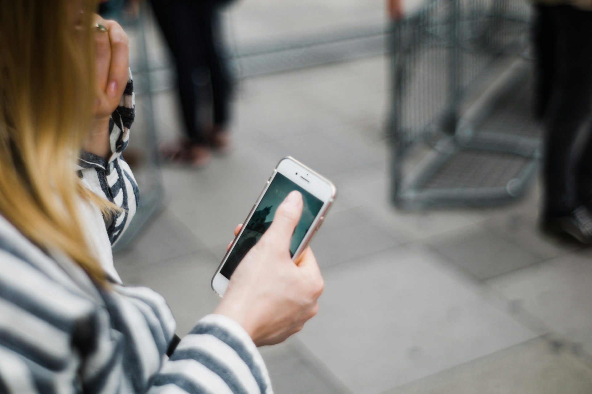 Una mujer con un móvil en la mano | Fuente: Unsplash