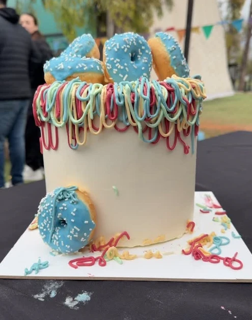 Pastel de cumpleaños de Toribio en el festejo preparado por Juana Repetto en un predio equipado con una cancha de fútbol y una barra de donas | Fuente: Instagram Stories/juanarepettook