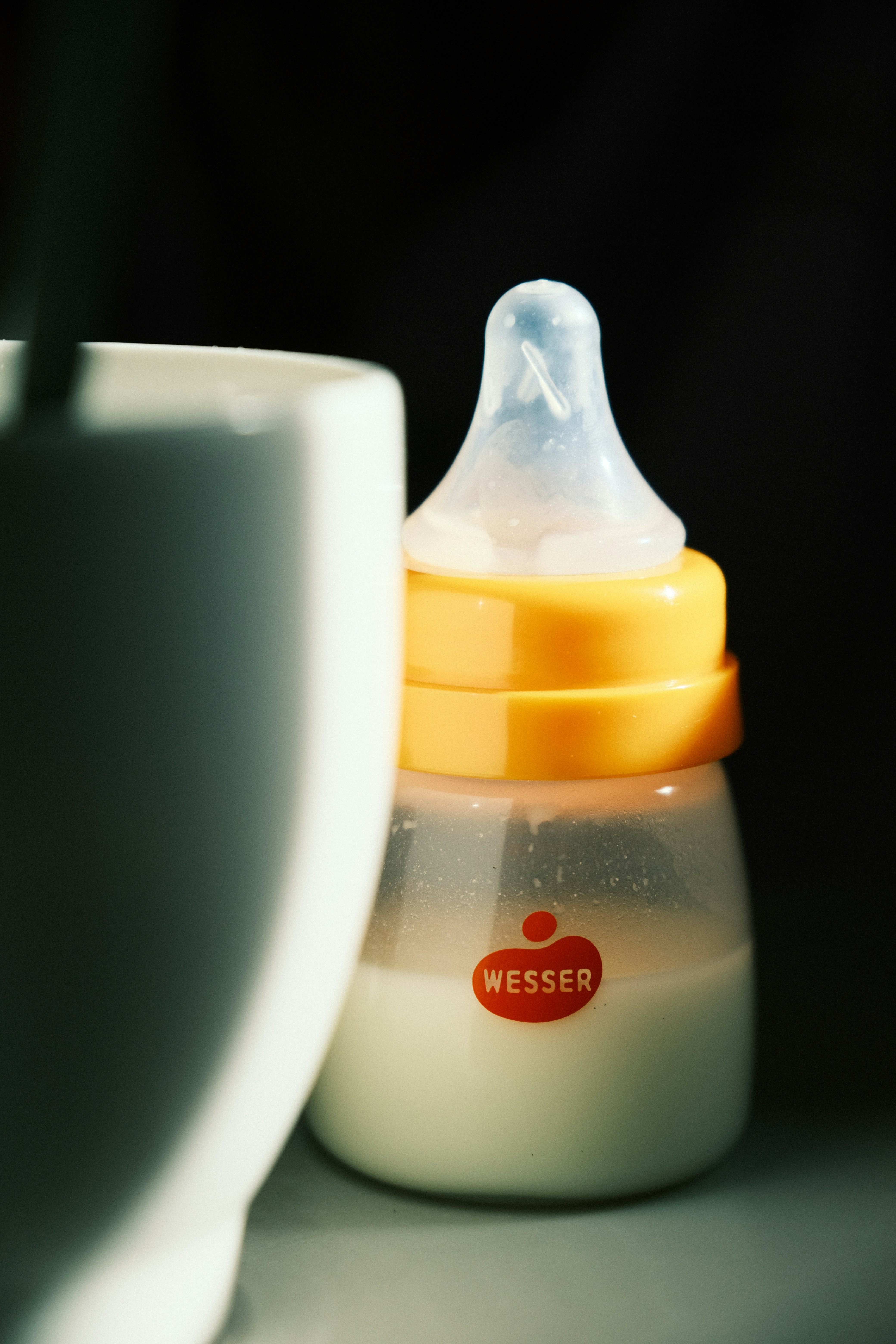 El biberón de un bebé sobre un mostrador | Fuente: Unsplash
