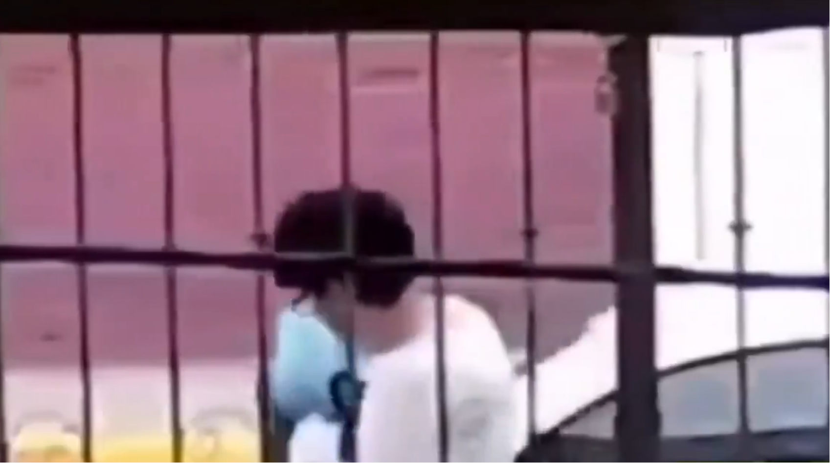 El joven identificado como Lucio "N", de 19 años, sacando una bolsa de su bolso | Fuente: X/nacholozano