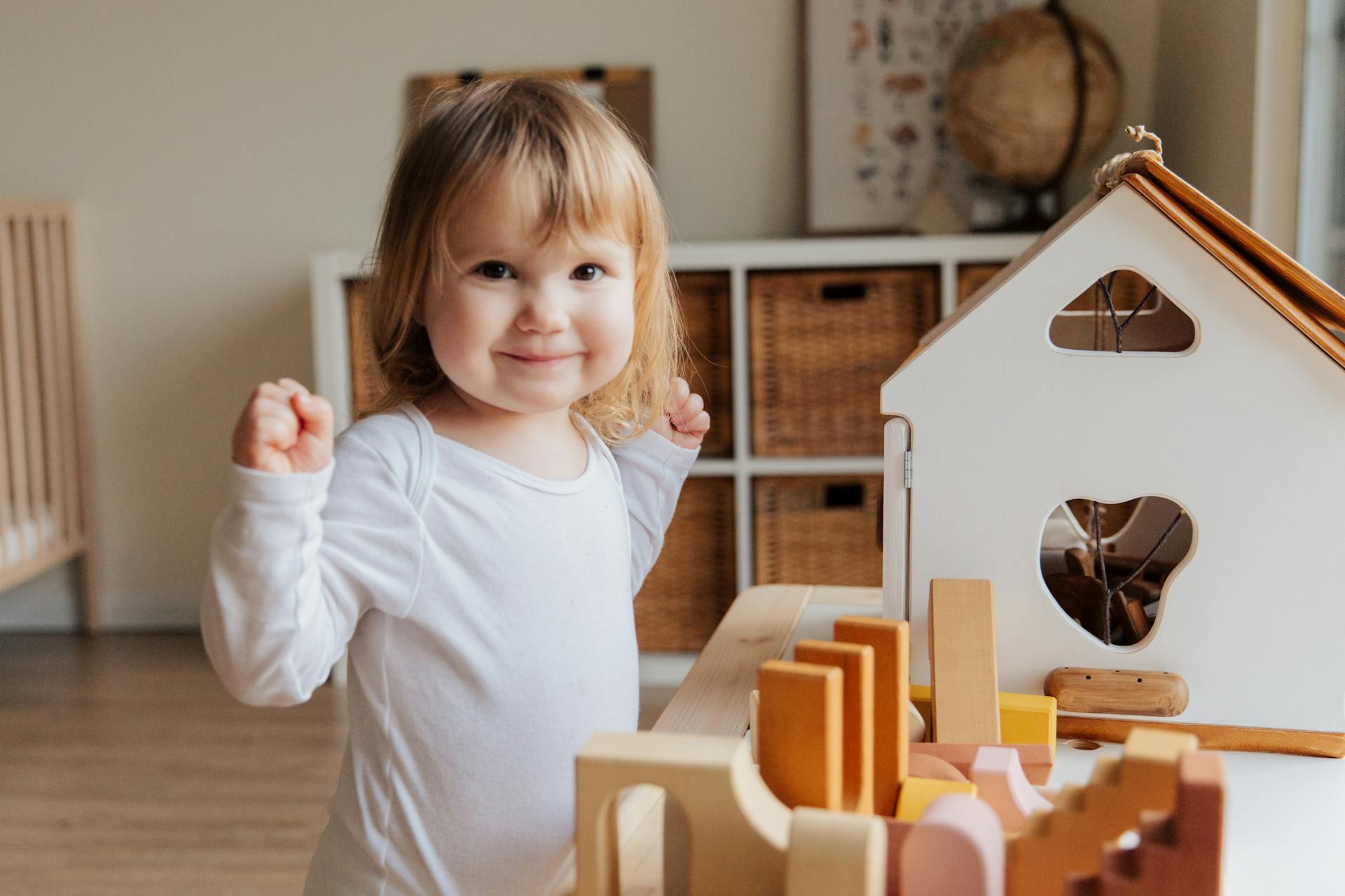 Una niña jugando en su habitación | Fuente: Pexels