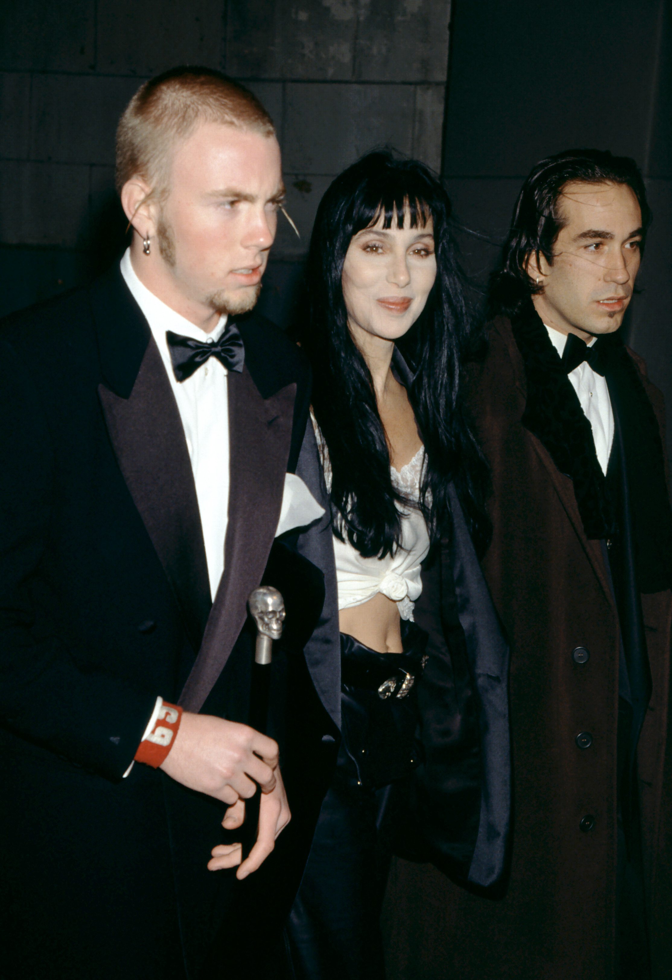 Elijah Blue Allman y su madre, Cher, asisten al 5º Baile Anual de Fuego y Hielo en Century City, California, el 7 de diciembre de 1994 | Fuente: Getty Images