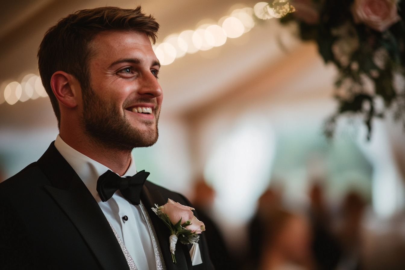 Un novio sonriente | Fuente: Midjourney