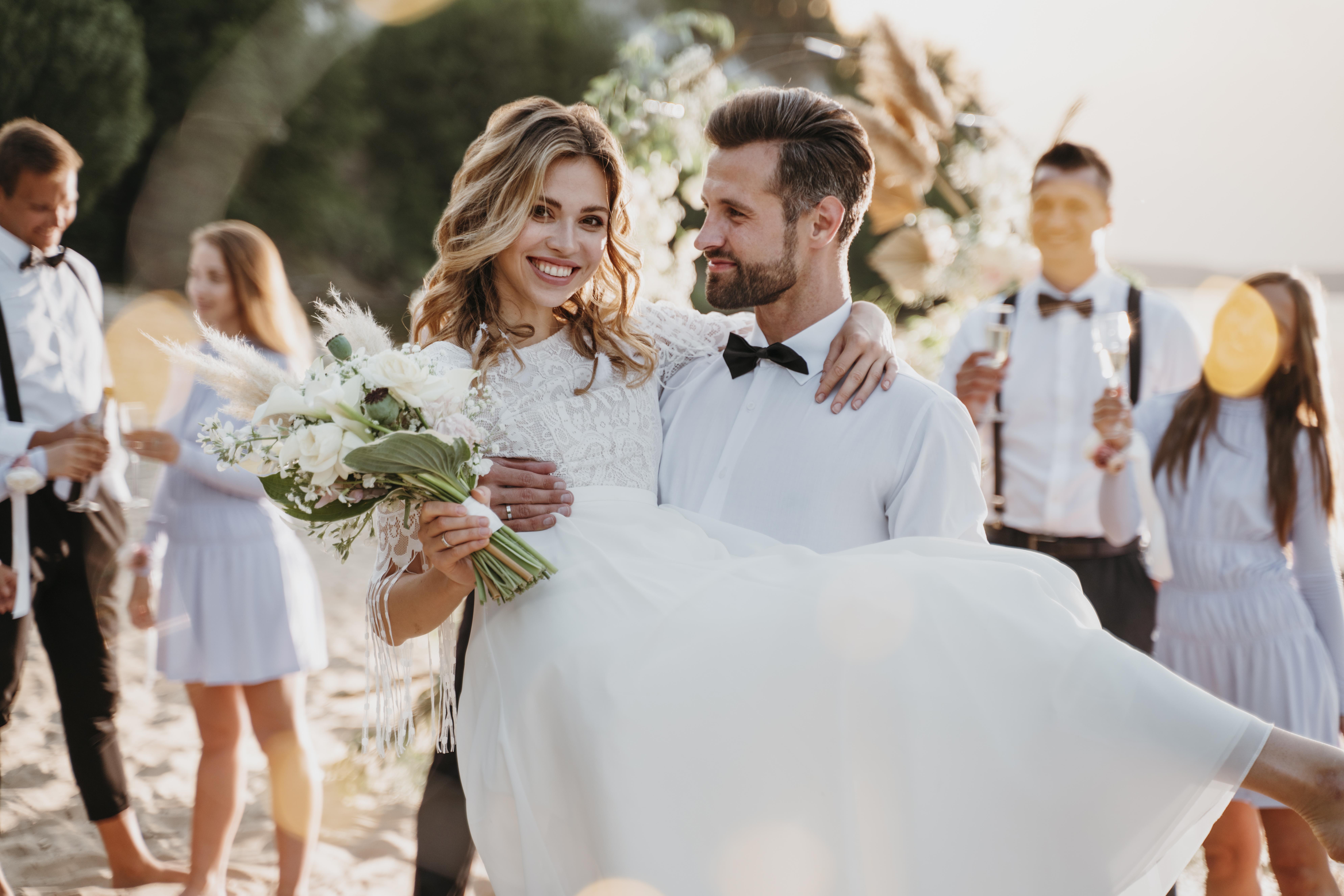 Happy bride and groom | Source: Magnific