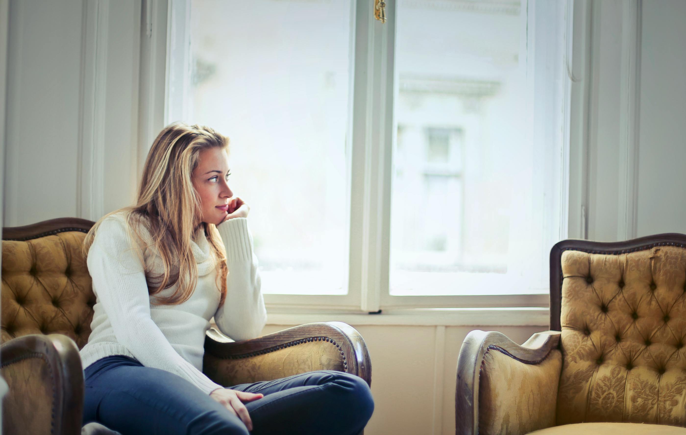 Una mujer sumida en sus pensamientos | Fuente: Pexels
