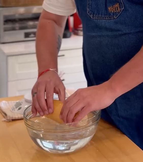 Maxi López remoja pan en agua | Fuente: Instagram/officialmaxilopez
