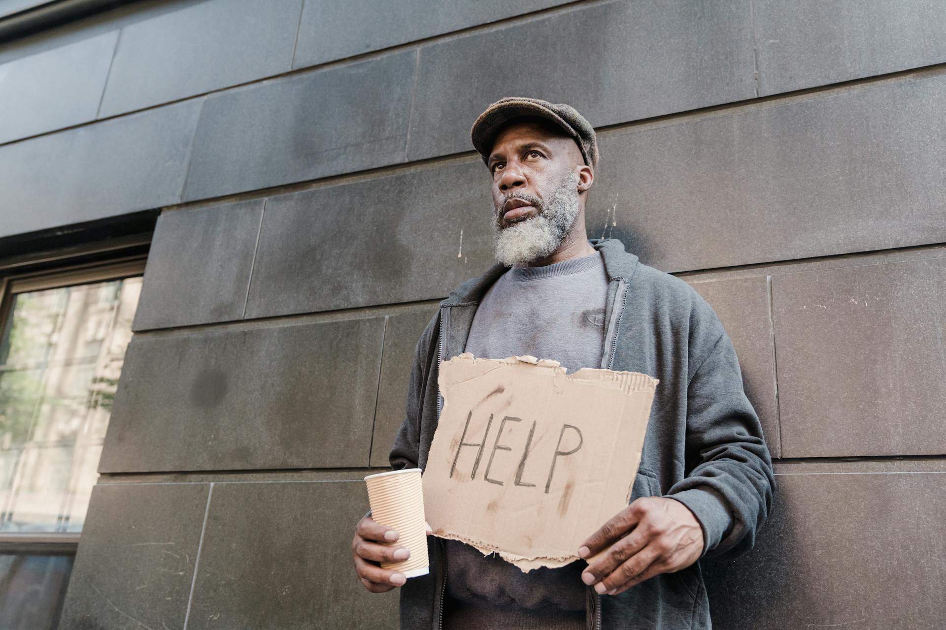 Un vagabundo en la calle | Fuente: Pexels