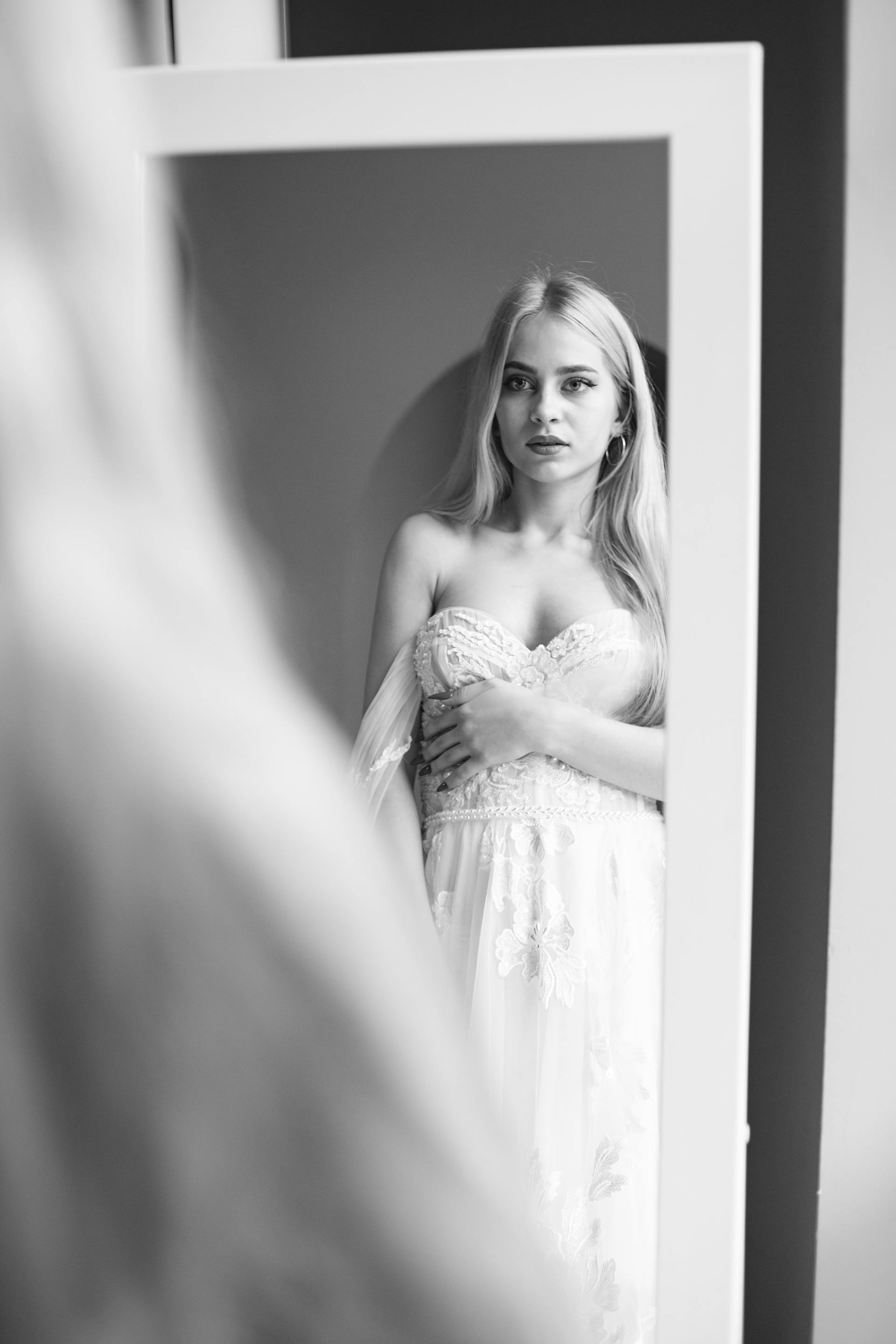 Foto en escala de grises de una novia mirándose al espejo | Fuente: Pexels