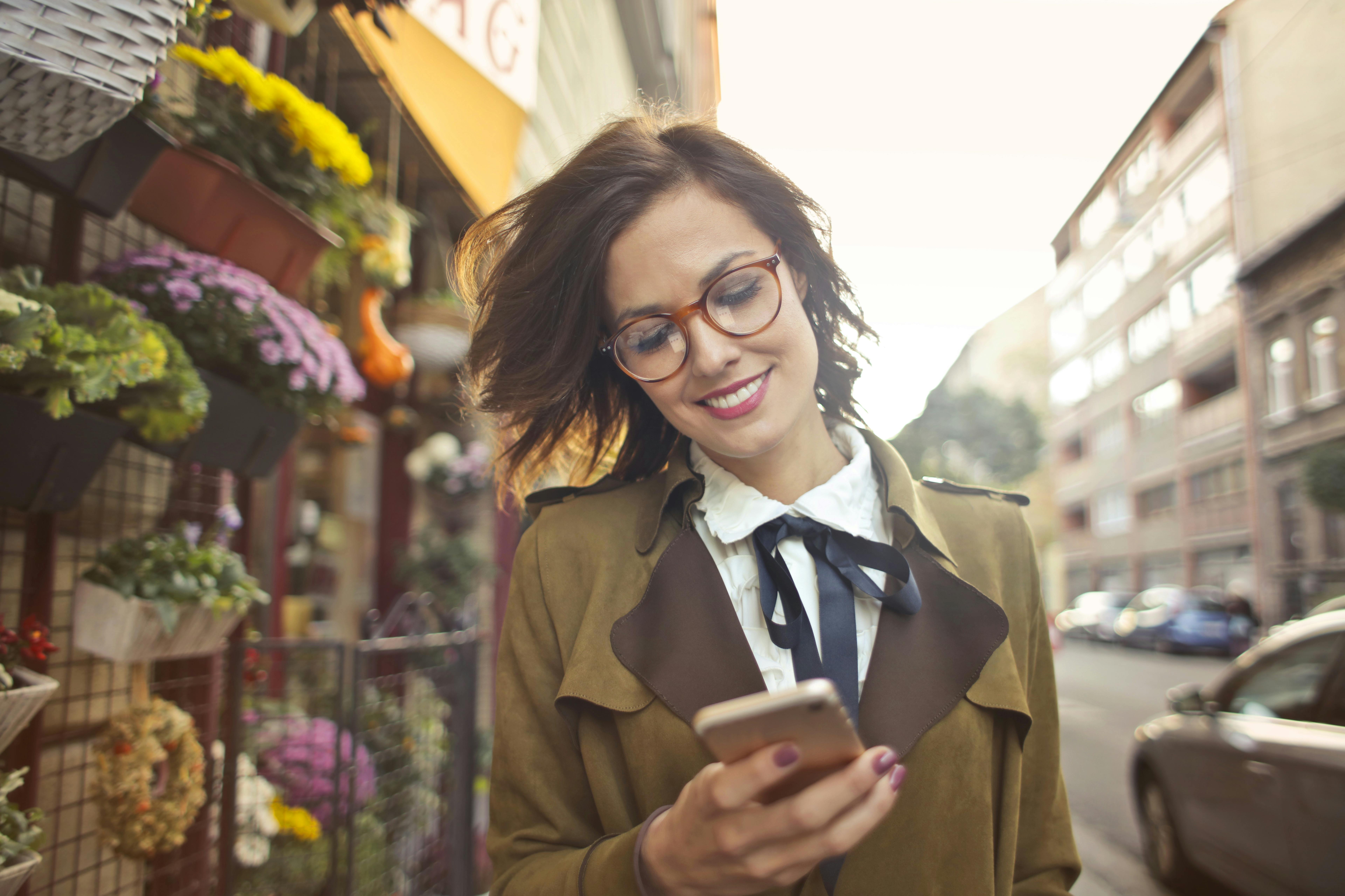 Una mujer utilizando un smartphone | Fuente: Pexels