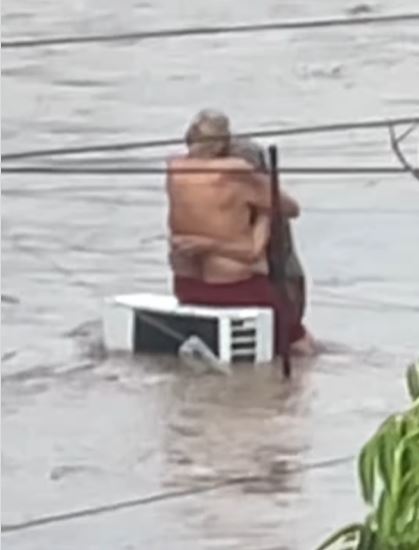 Hilario Reynosa y Elodia Reyes abrazados en medio de una inundación | Fuente: Instagram/BBC Mundo