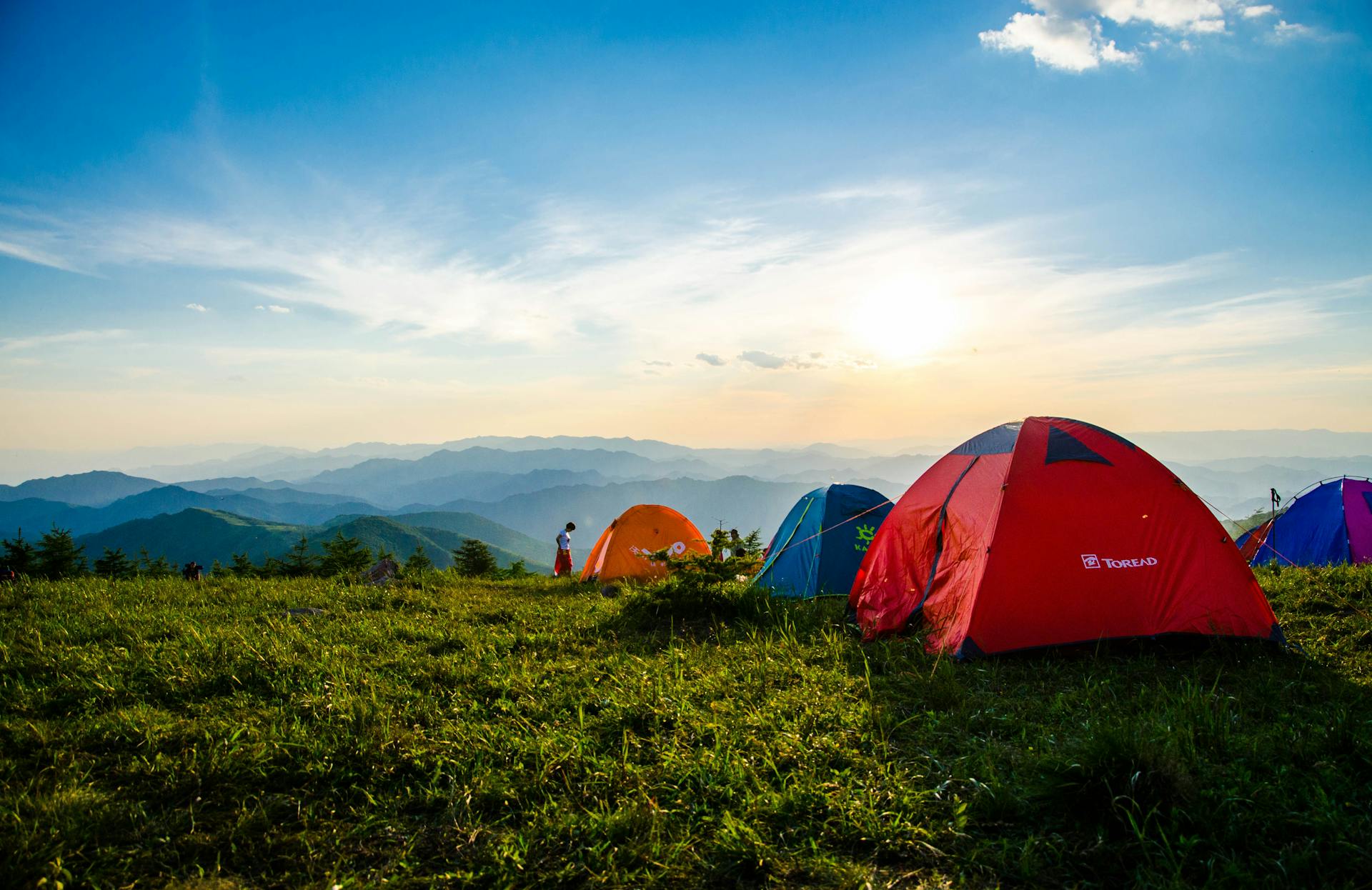 Campamentos cerca de las montañas | Fuente: Pexels