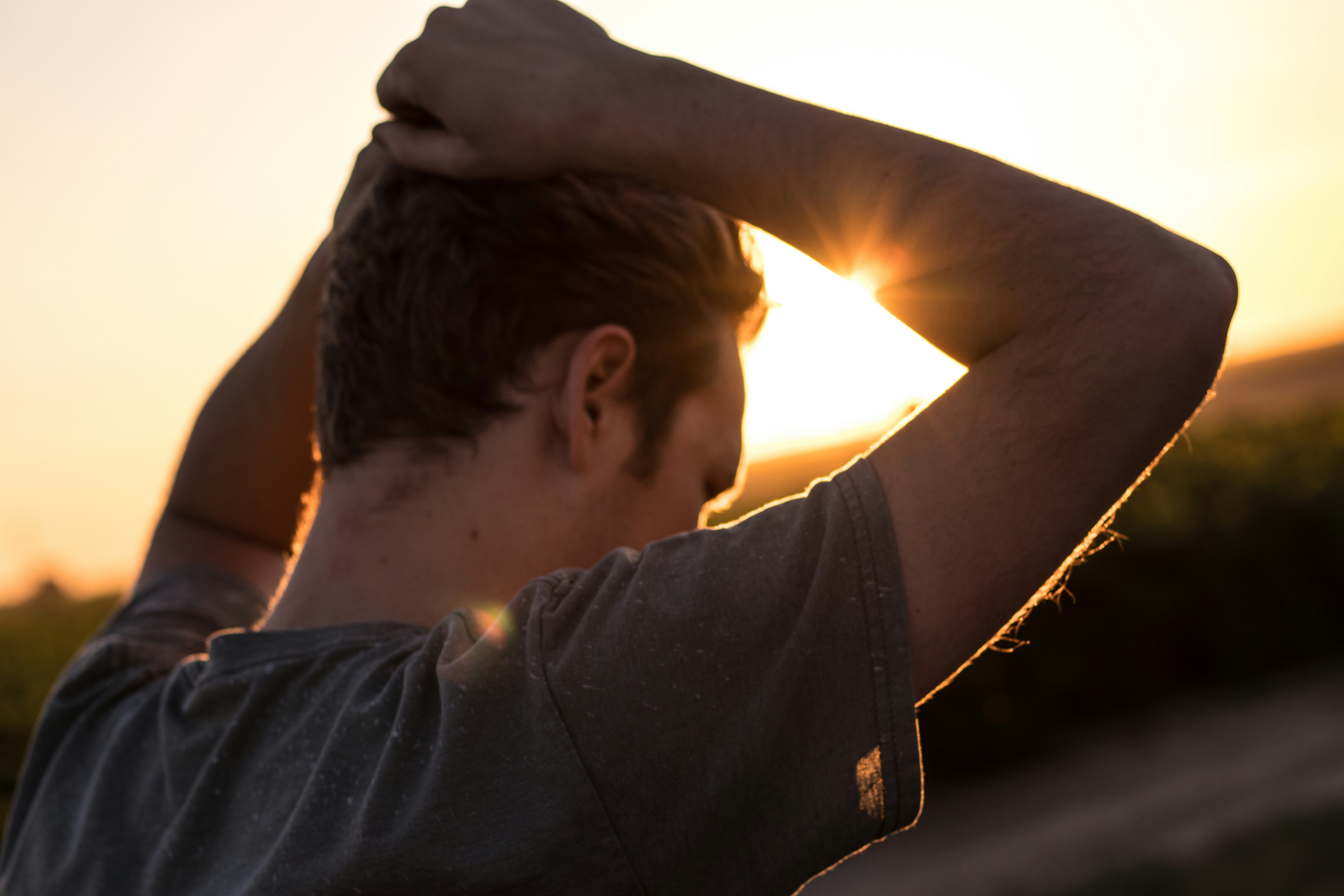 Un hombre con las manos en la cabeza | Fuente: Unsplash
