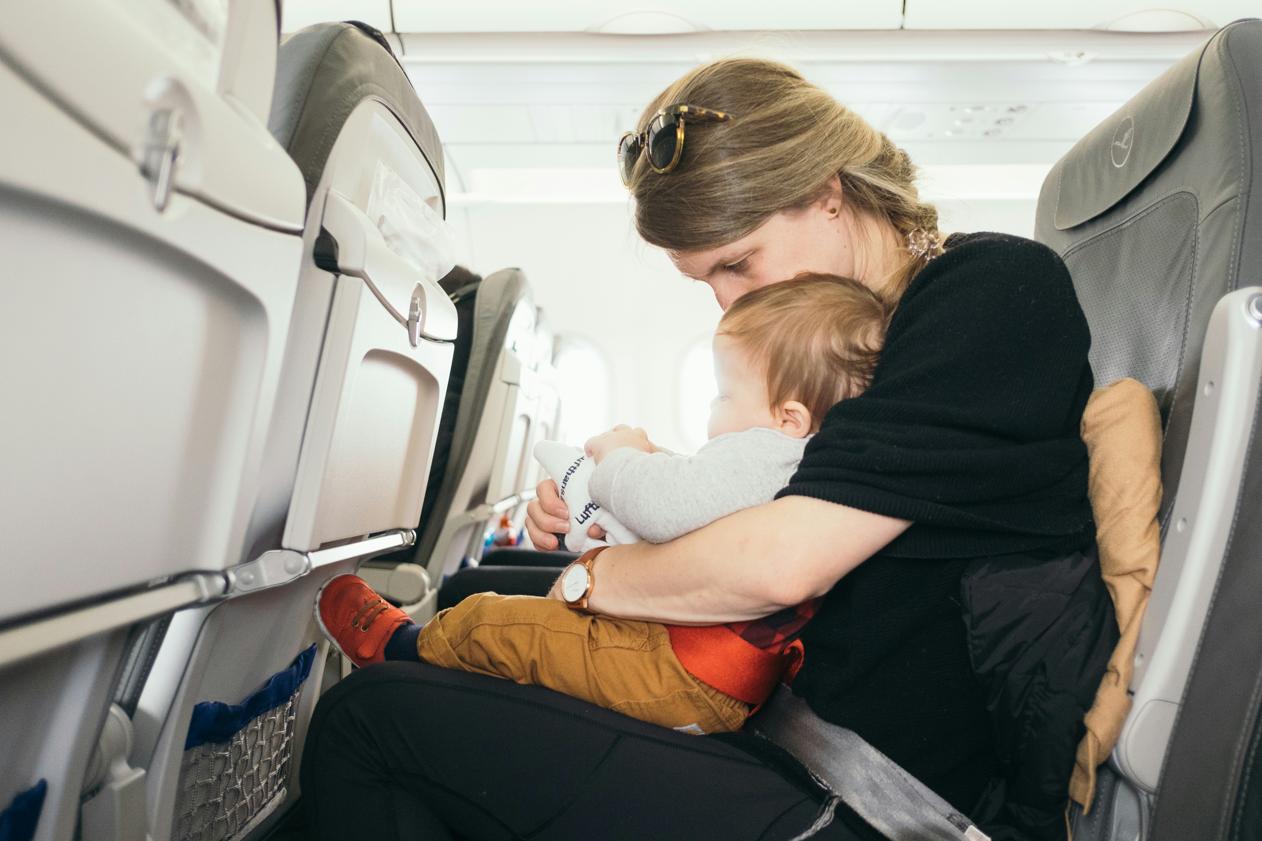 Mujer con un bebé dentro de un avión | Fuente: Pexels