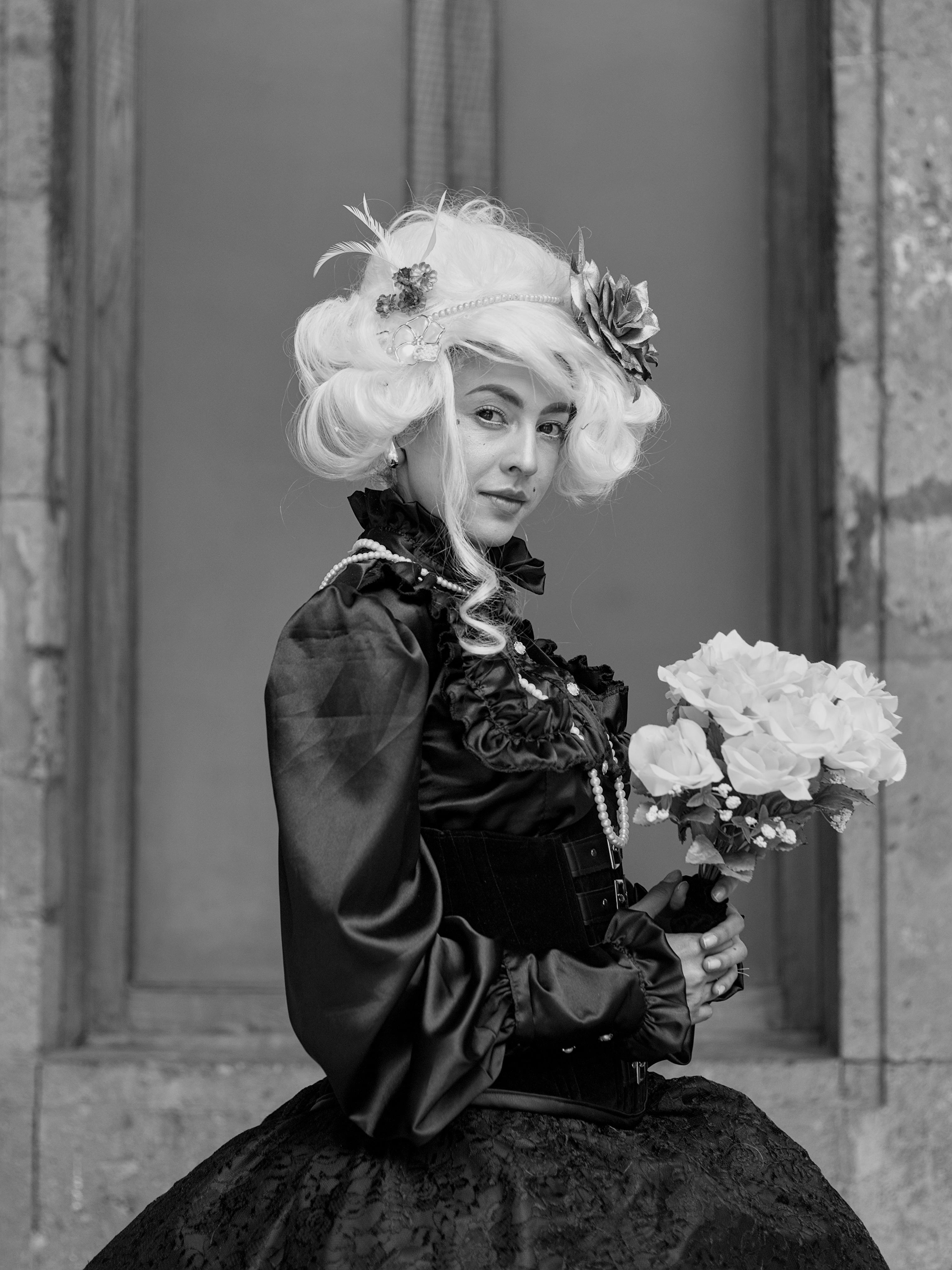 Una mujer vestida de negro | Fuente: Pexels