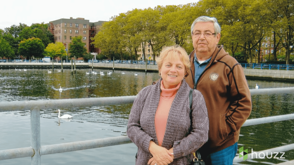 Los padres de Mila Kunis, Elvira Kunis y Mark Kunis, en un vídeo del 25 de abril de 2017 | Fuente: YouTube/@HouzzTV