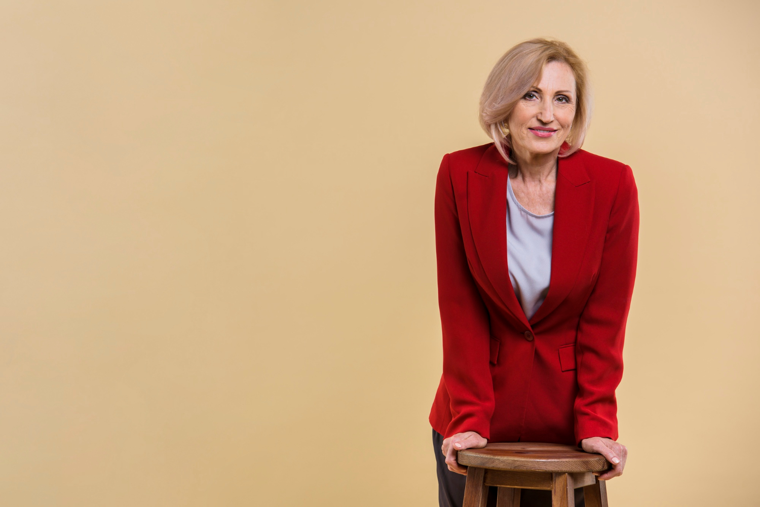 Una mujer mayor sonriente | Fuente: Freepik