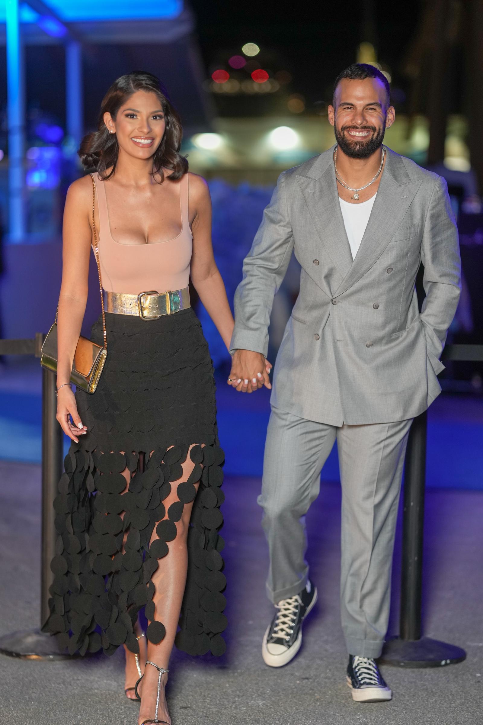 Sheynnis Palacios y Carlos Gómez fueron vistos a la salida del desfile de Giannina Azar, en el marco de la Semana de la Moda de Miami, el 21 de noviembre de 2024 en Miami, Florida. | Fuente: Getty Images