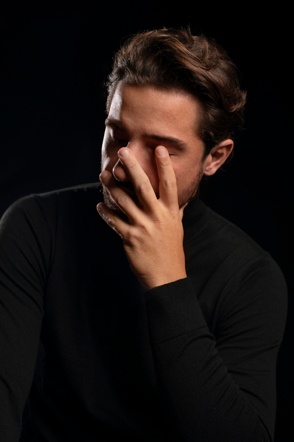 Un hombre angustiado | Fuente: Freepik