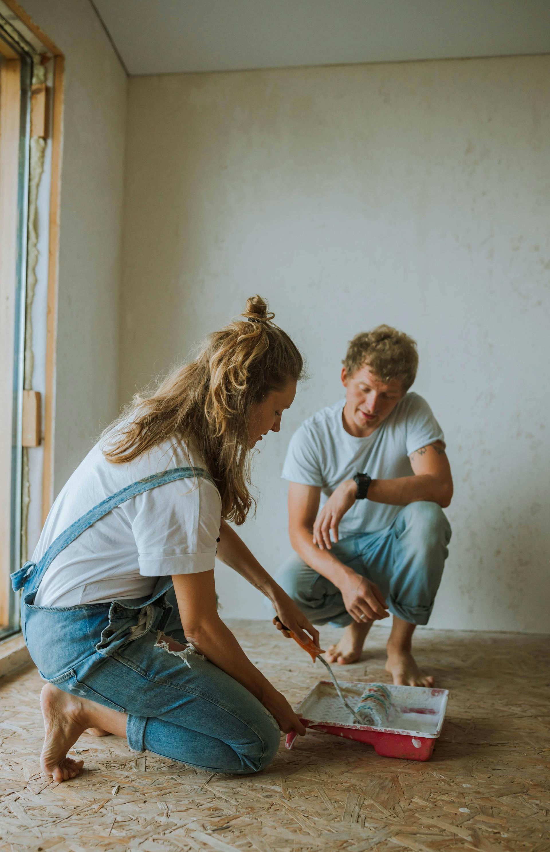 Una pareja pintando juntos su casa | Fuente: Pexels