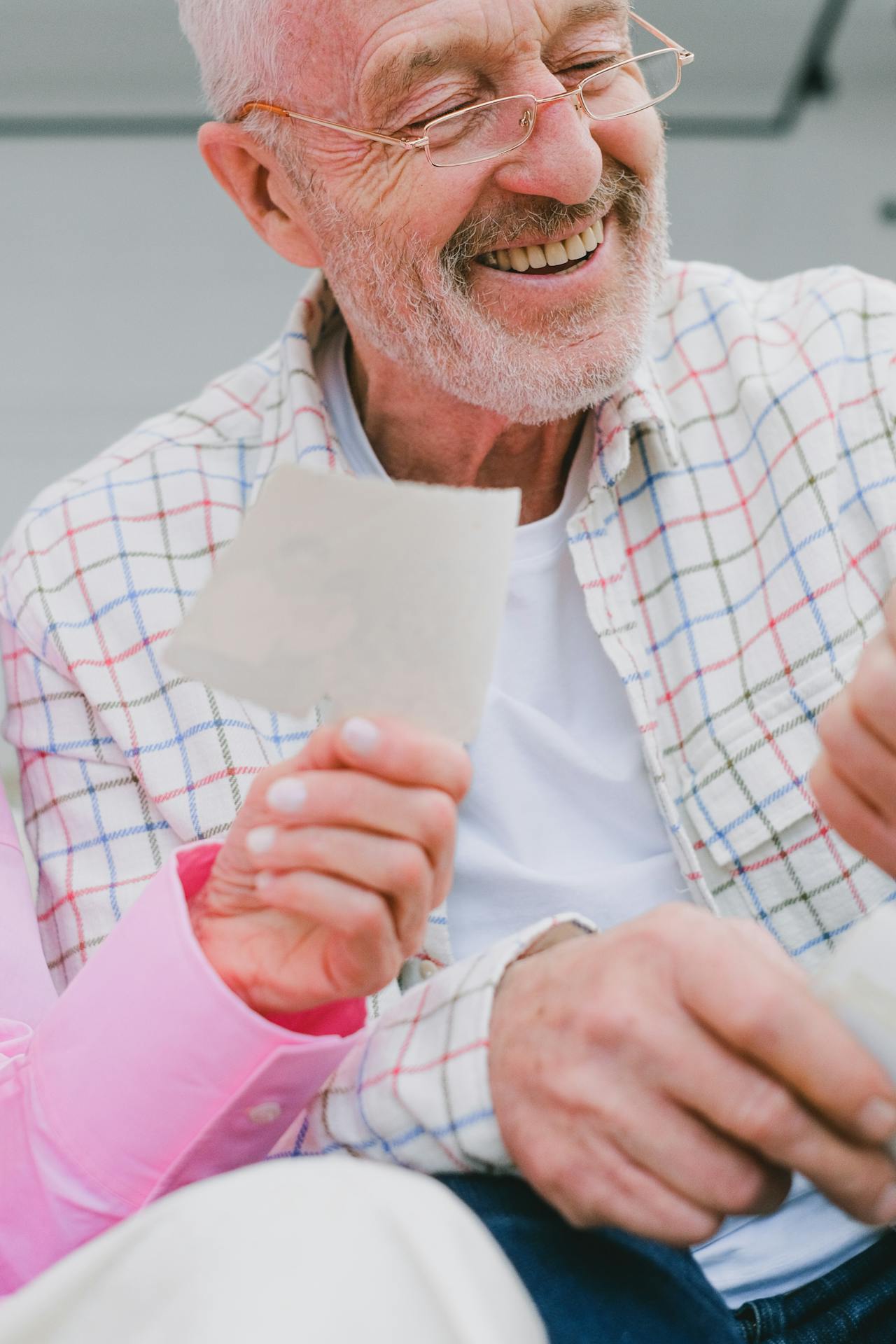 Un anciano riendo | Fuente: Pexels