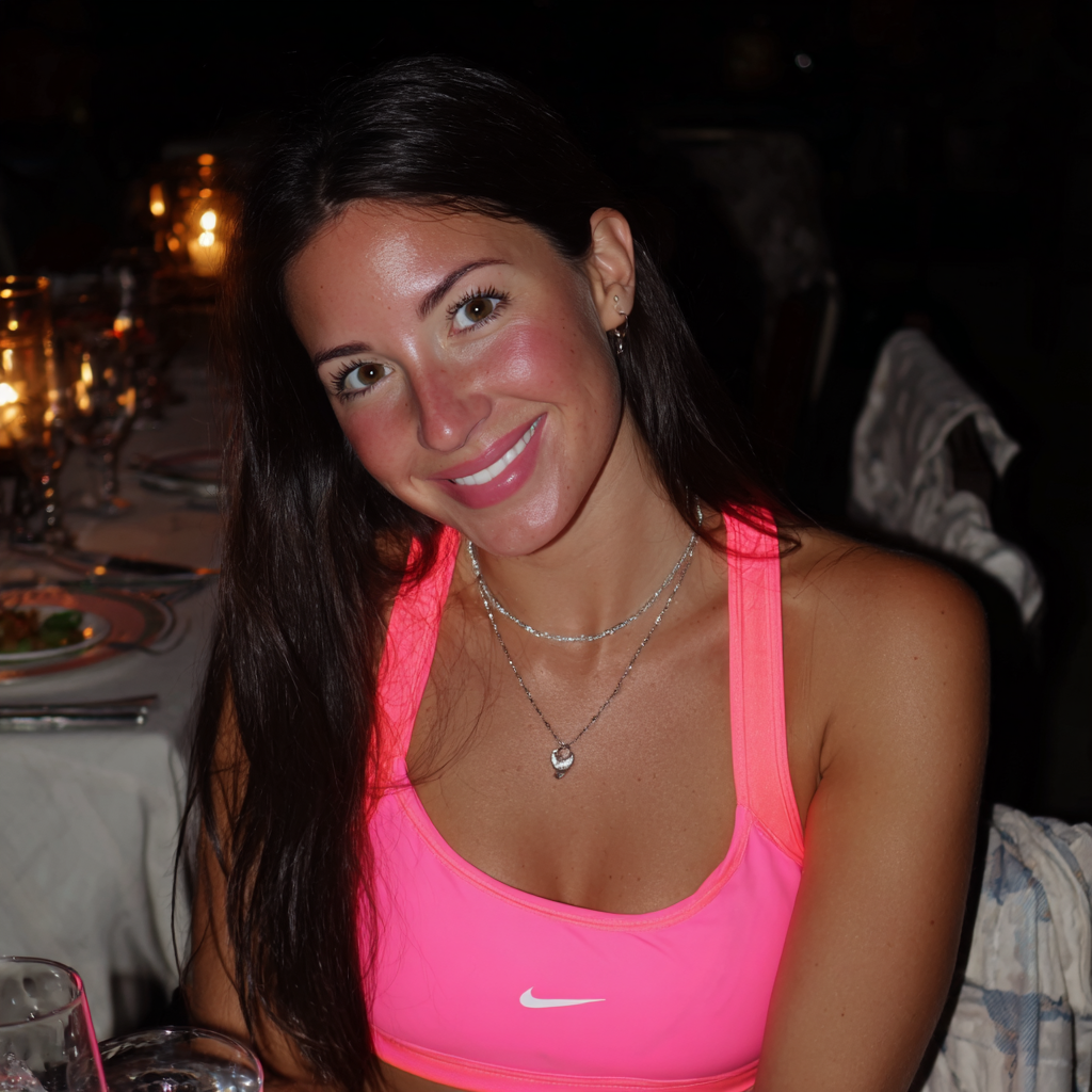 Una mujer sonriente sentada a una mesa | Fuente: Midjourney